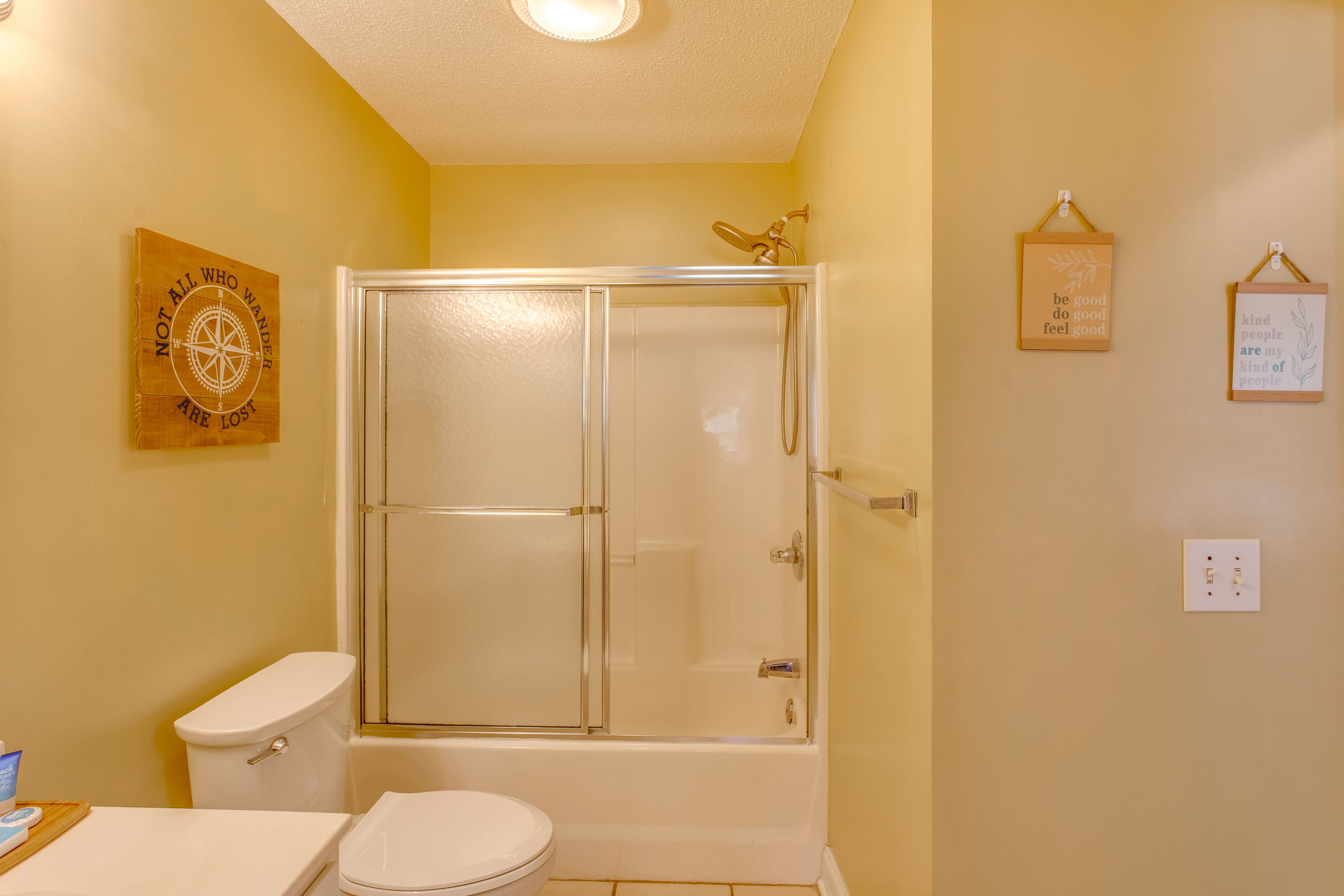 Full Bathroom | Towels Provided