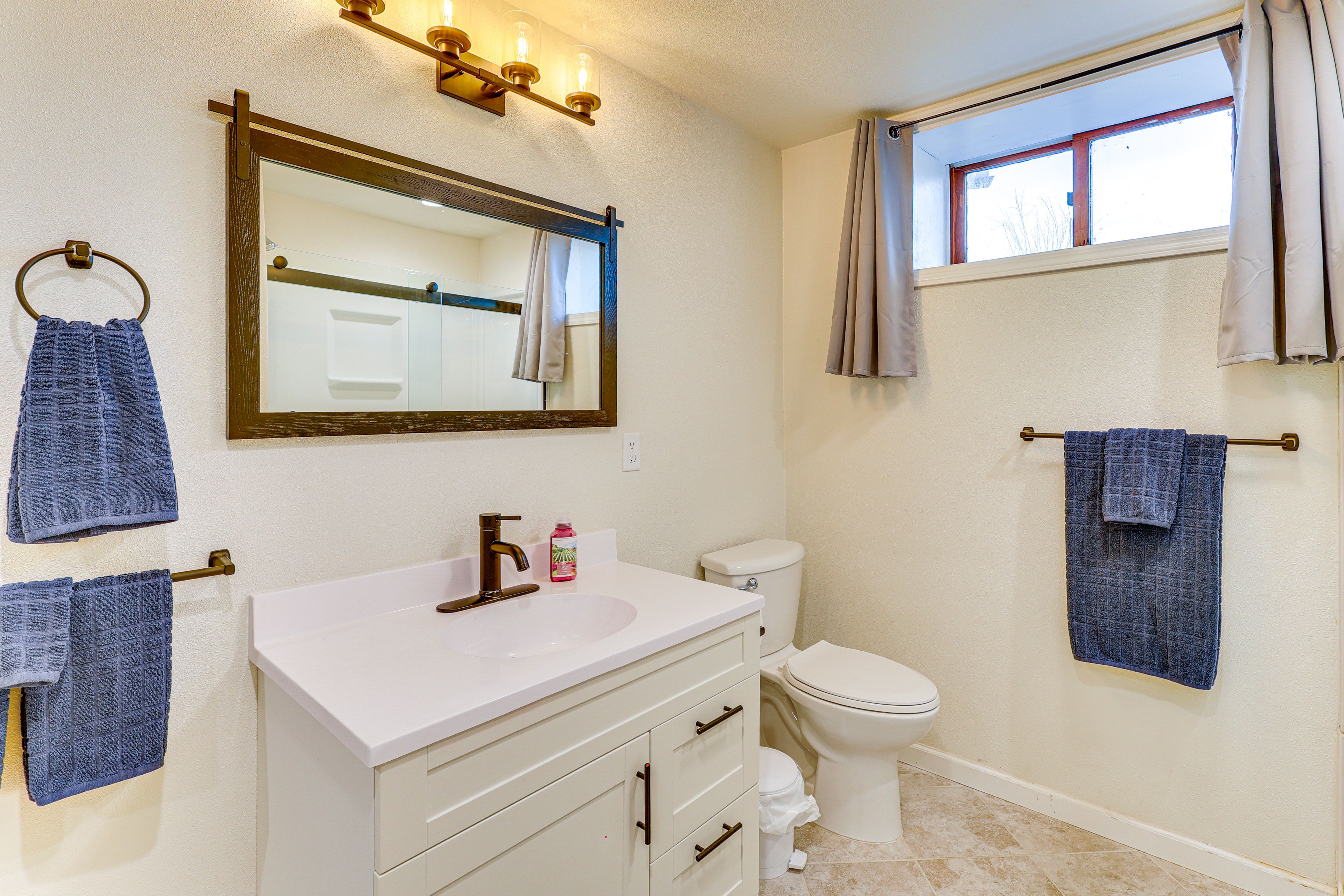 Full Bathroom | Towels Provided