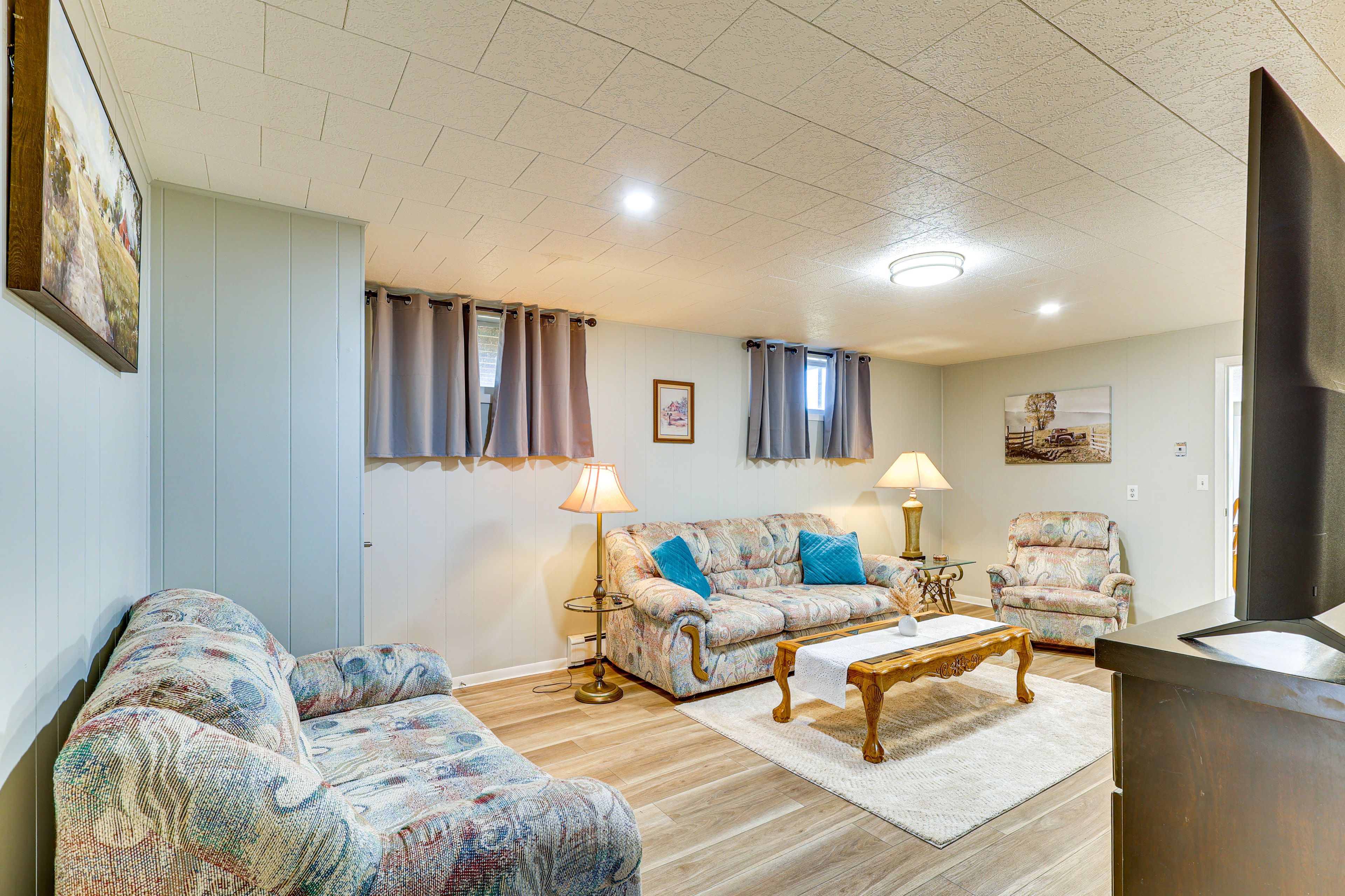 Living Room | Free WiFi | Central A/C | Baseboard Heating