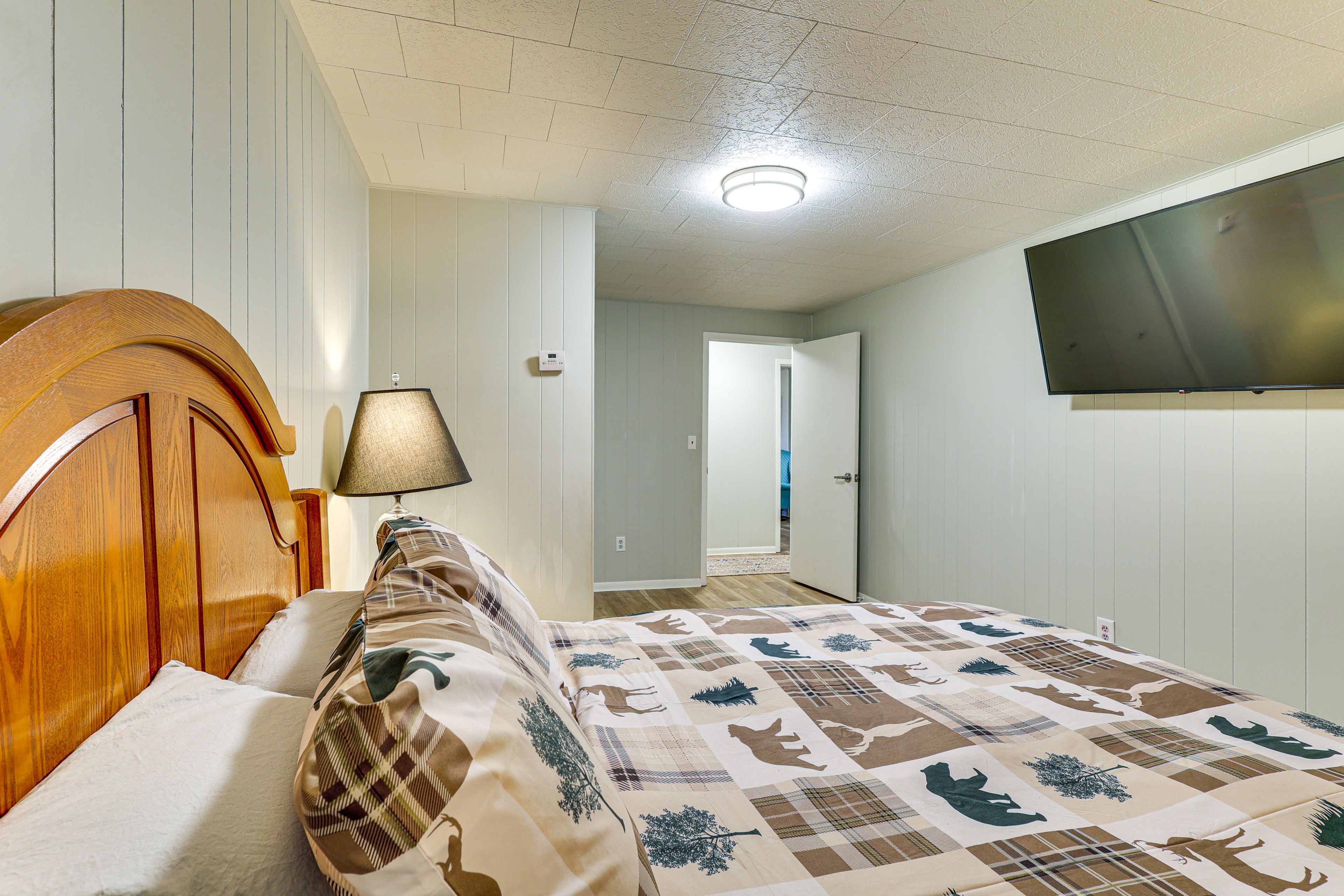 Bedroom 3 | Queen Bed | Smart TV