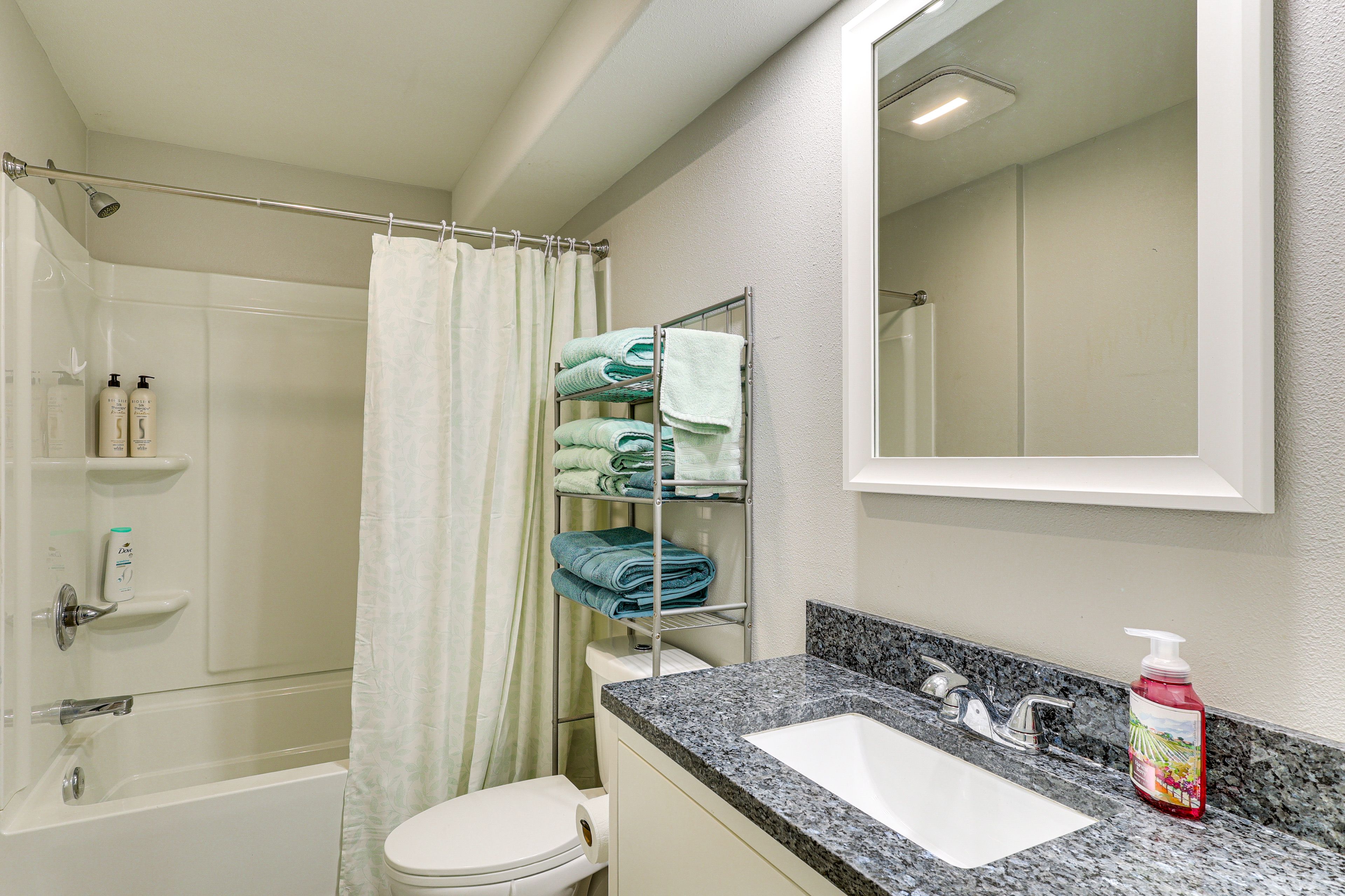 Full Bathroom | Complimentary Toiletries