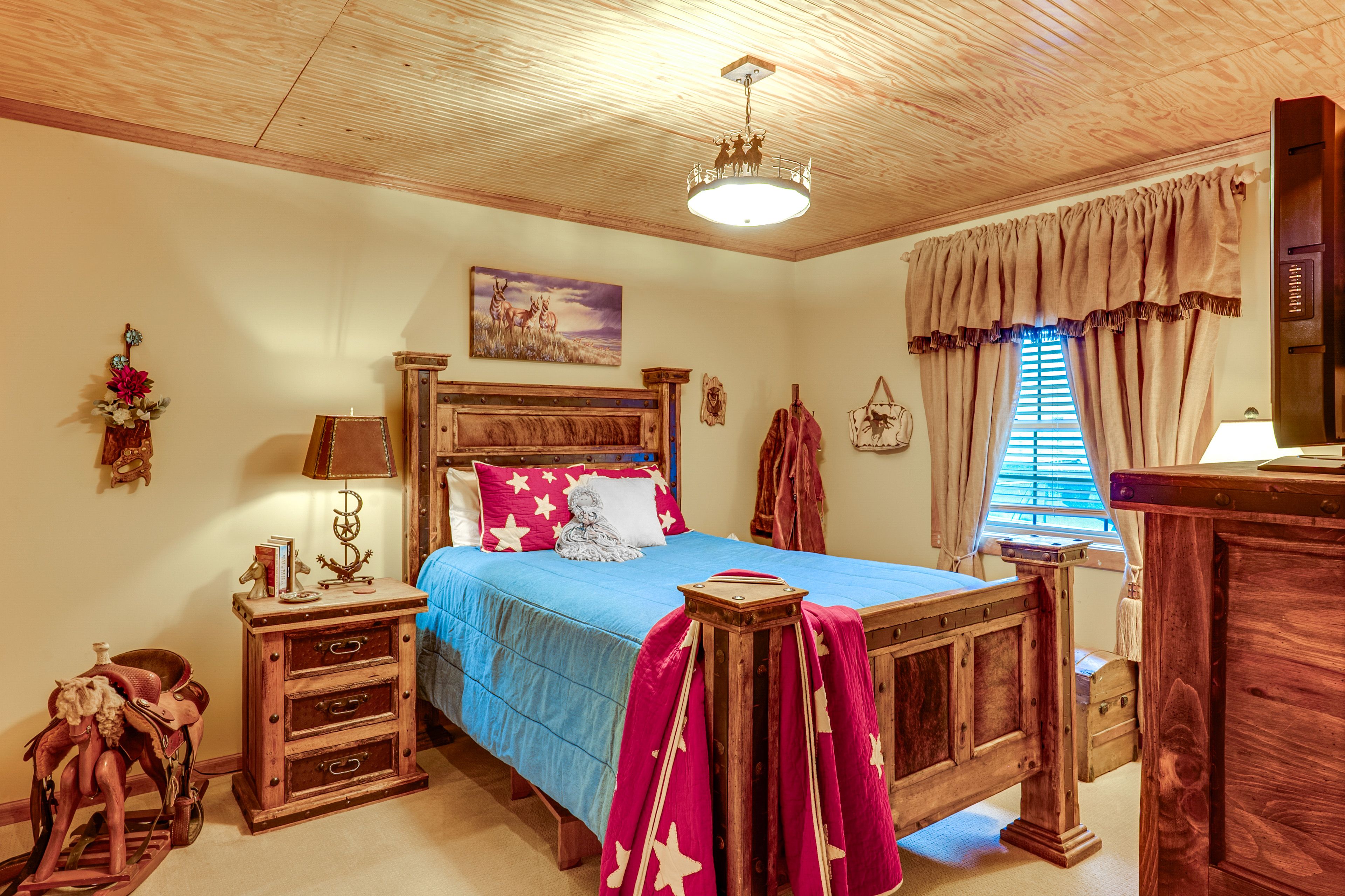 Bedroom 2 | Queen Bed | TV