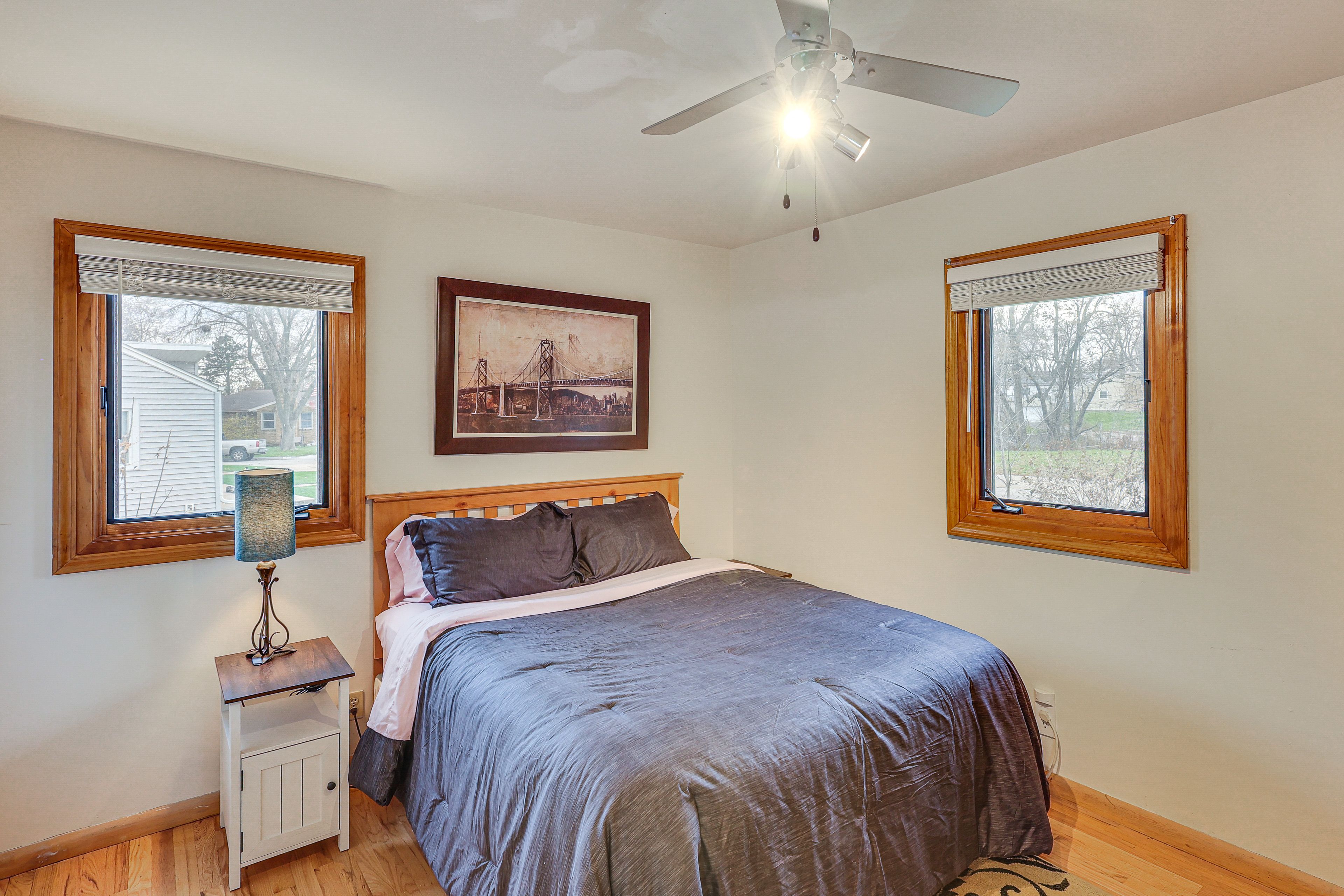 Bedroom 2 | Queen Bed | Desk