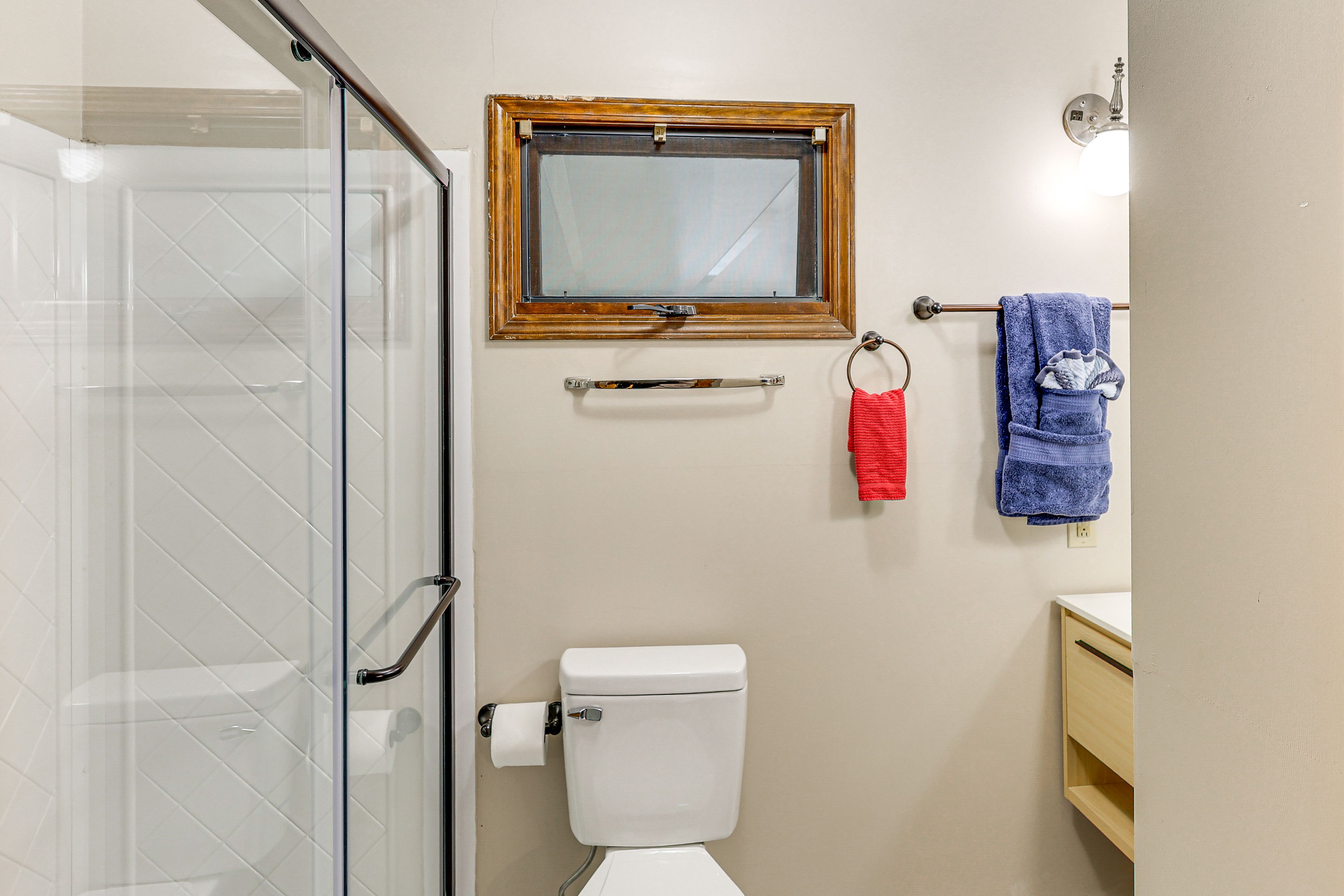 Full Bathroom | Towels Provided | Complimentary Toiletries