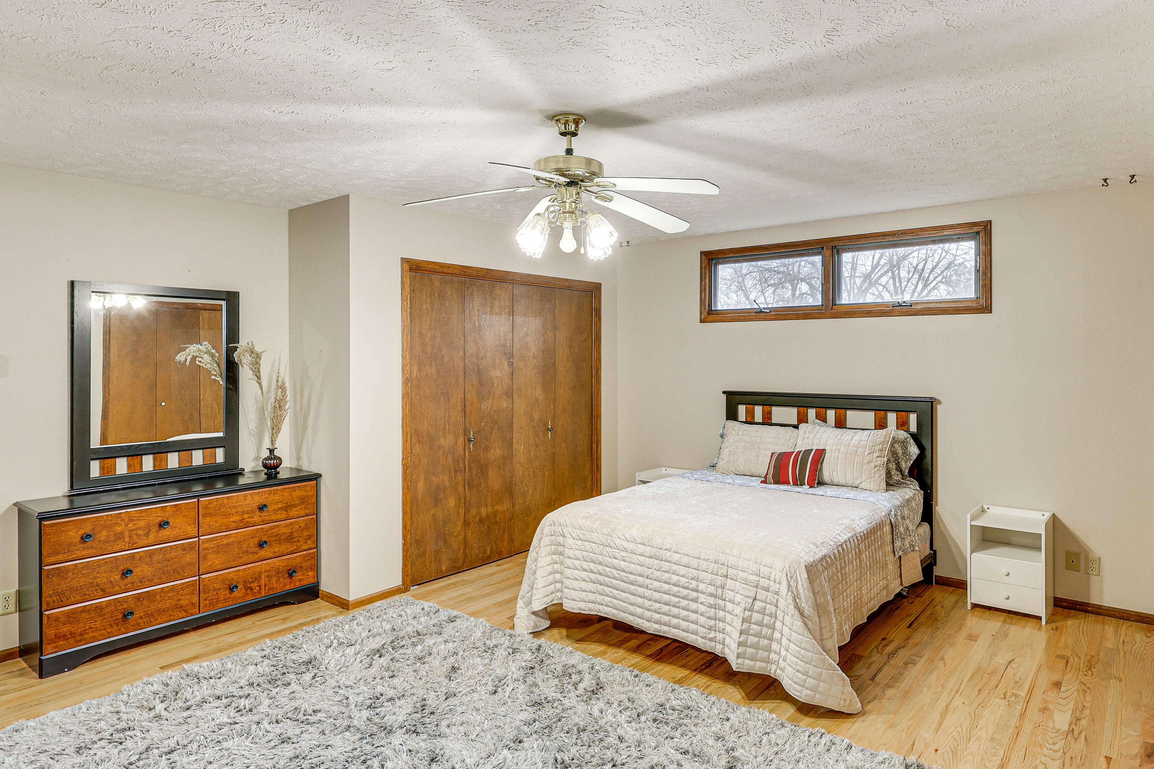 Bedroom 1 | Queen Bed | Desk