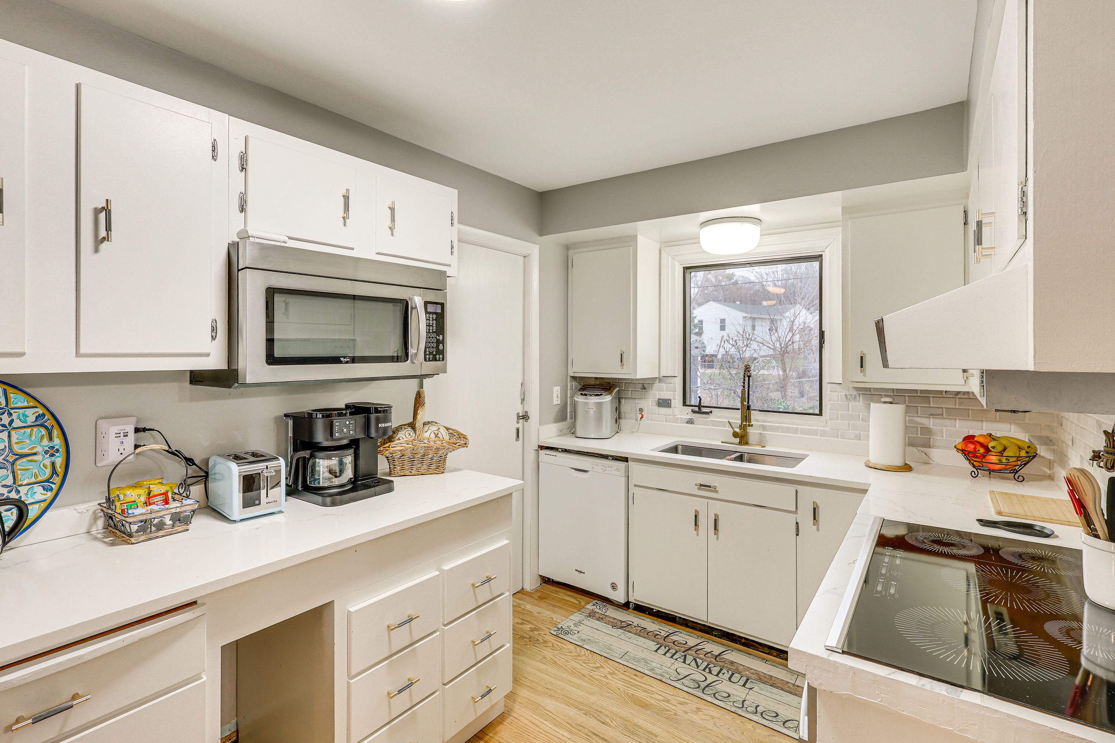 Property Interior | Central A/C & Heating | Free WiFi