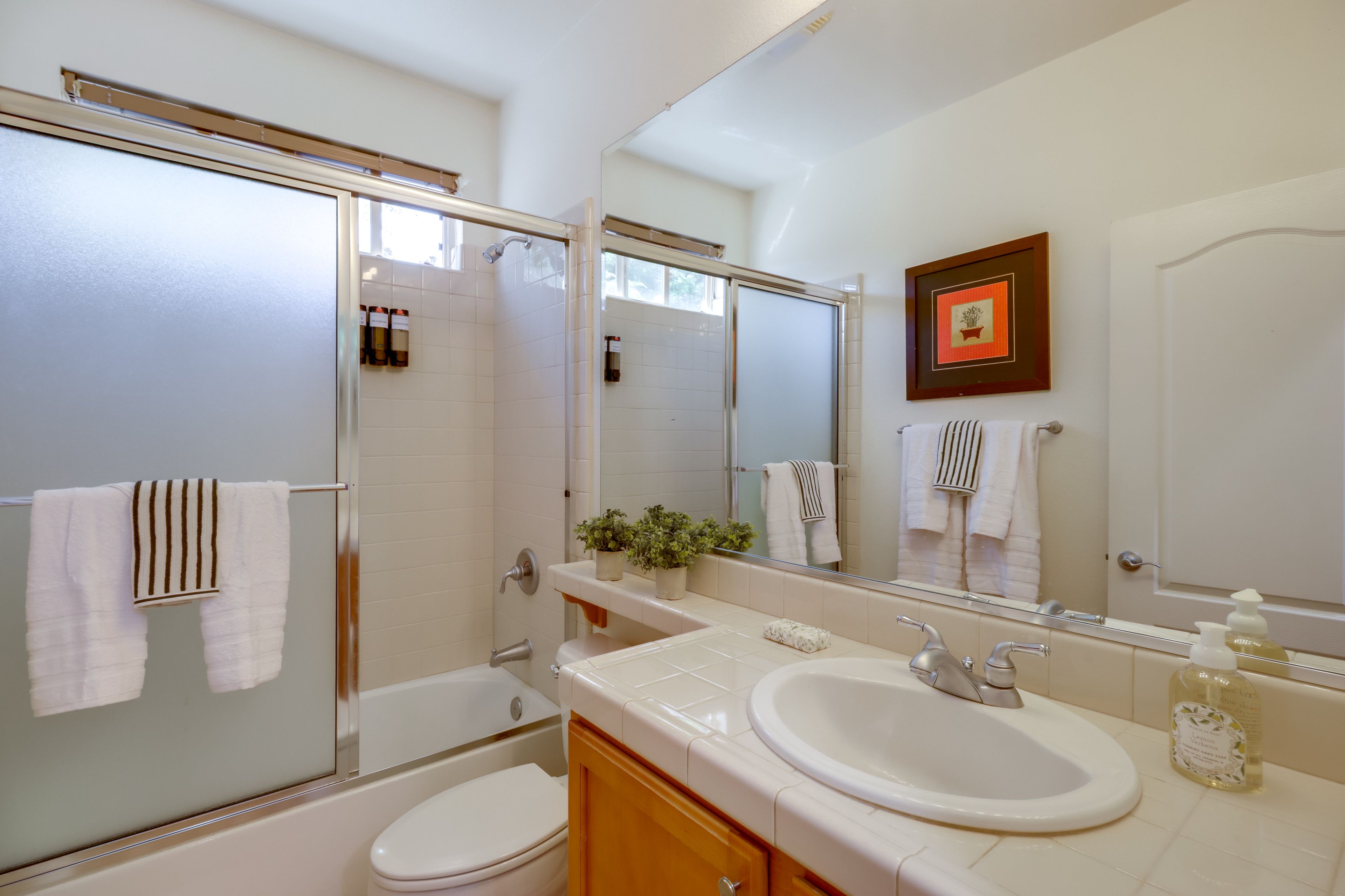 Full Bathroom | Complimentary Toiletries