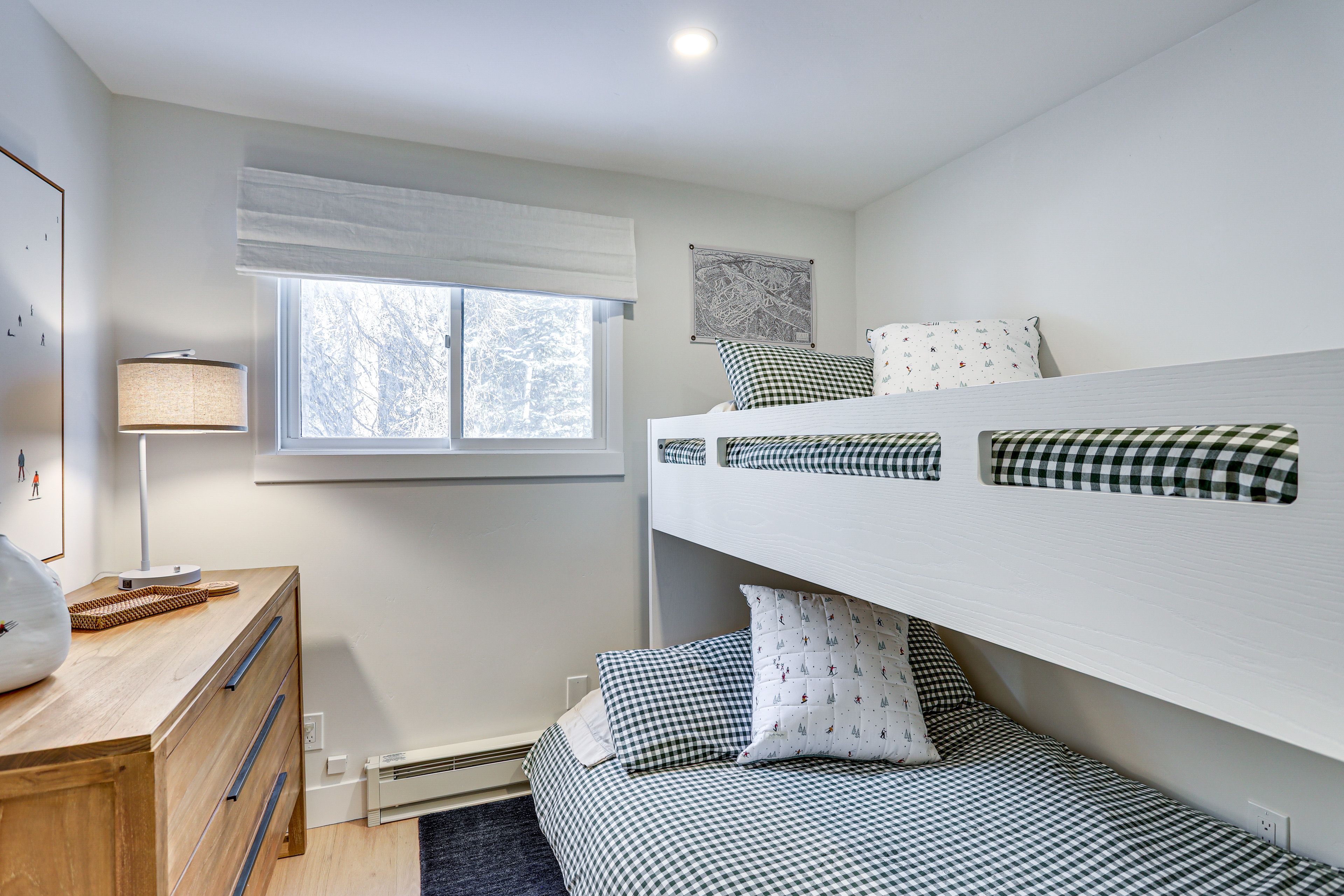 Bedroom 2 | Twin/Full Bunk Bed