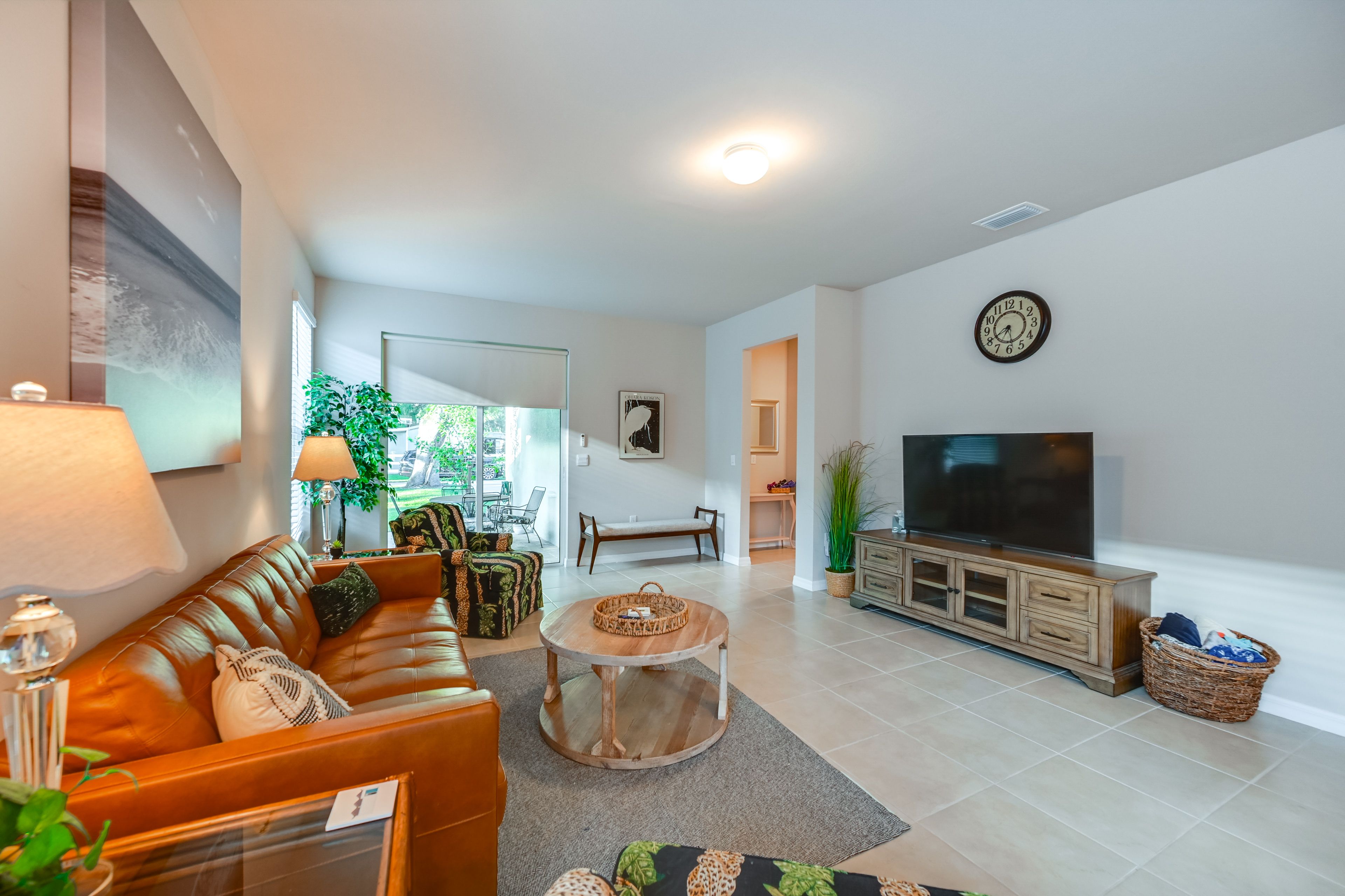 Living Room | Smart TV | Free WiFi | Central Heat & A/C