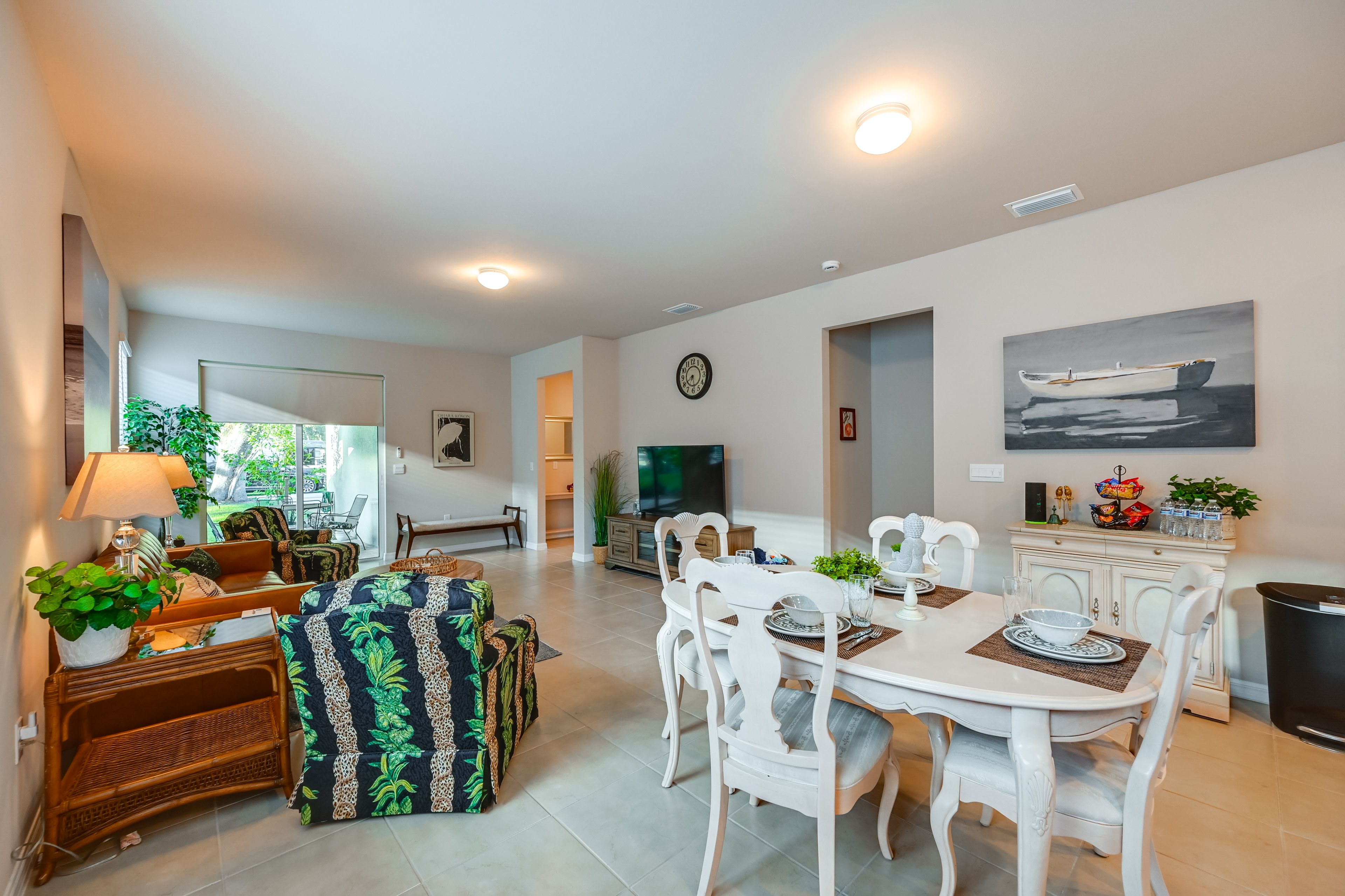 Dining Area | Dishware & Flatware Provided