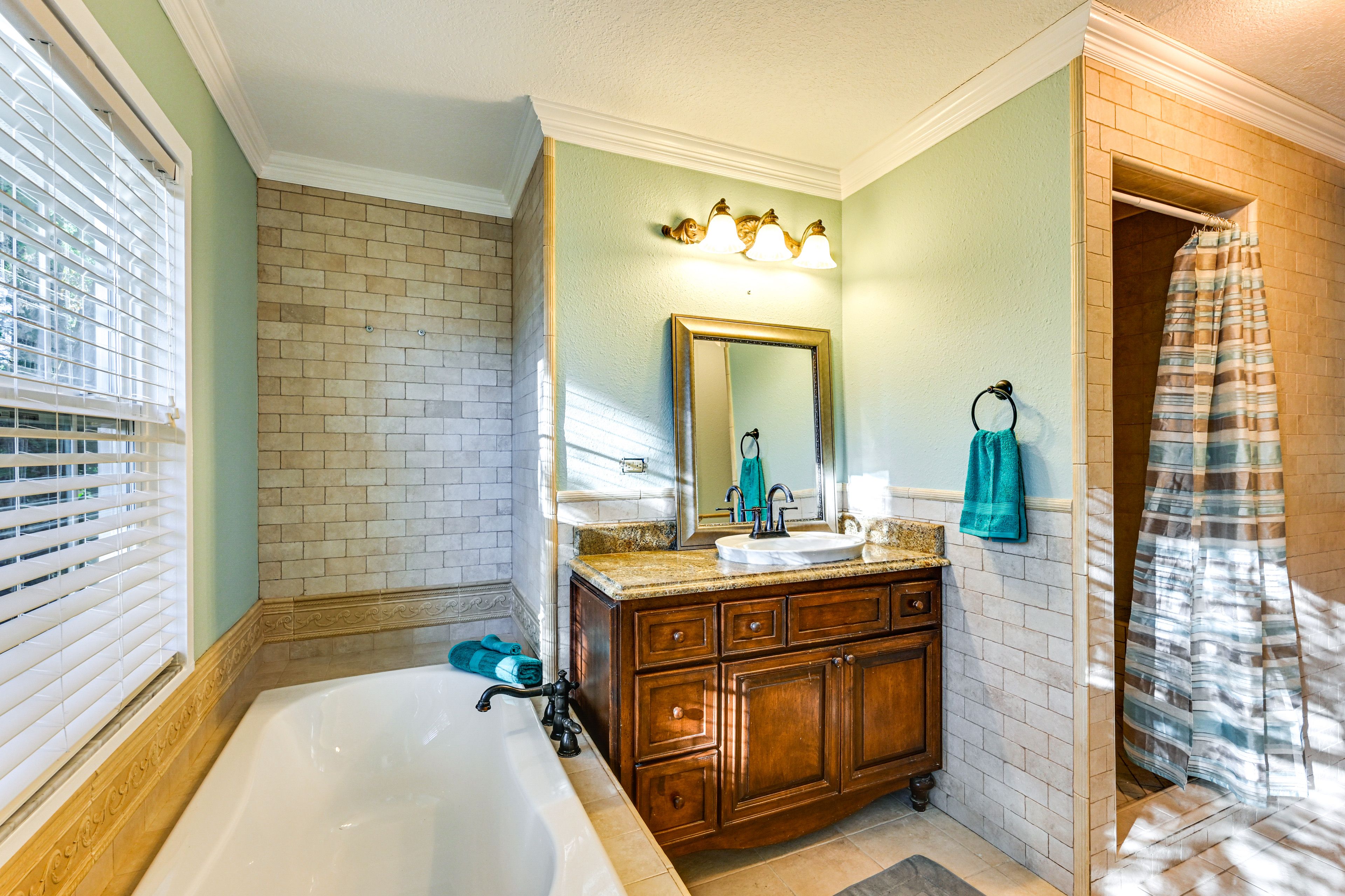 En-Suite Bathroom | 2nd Floor | Towels Provided
