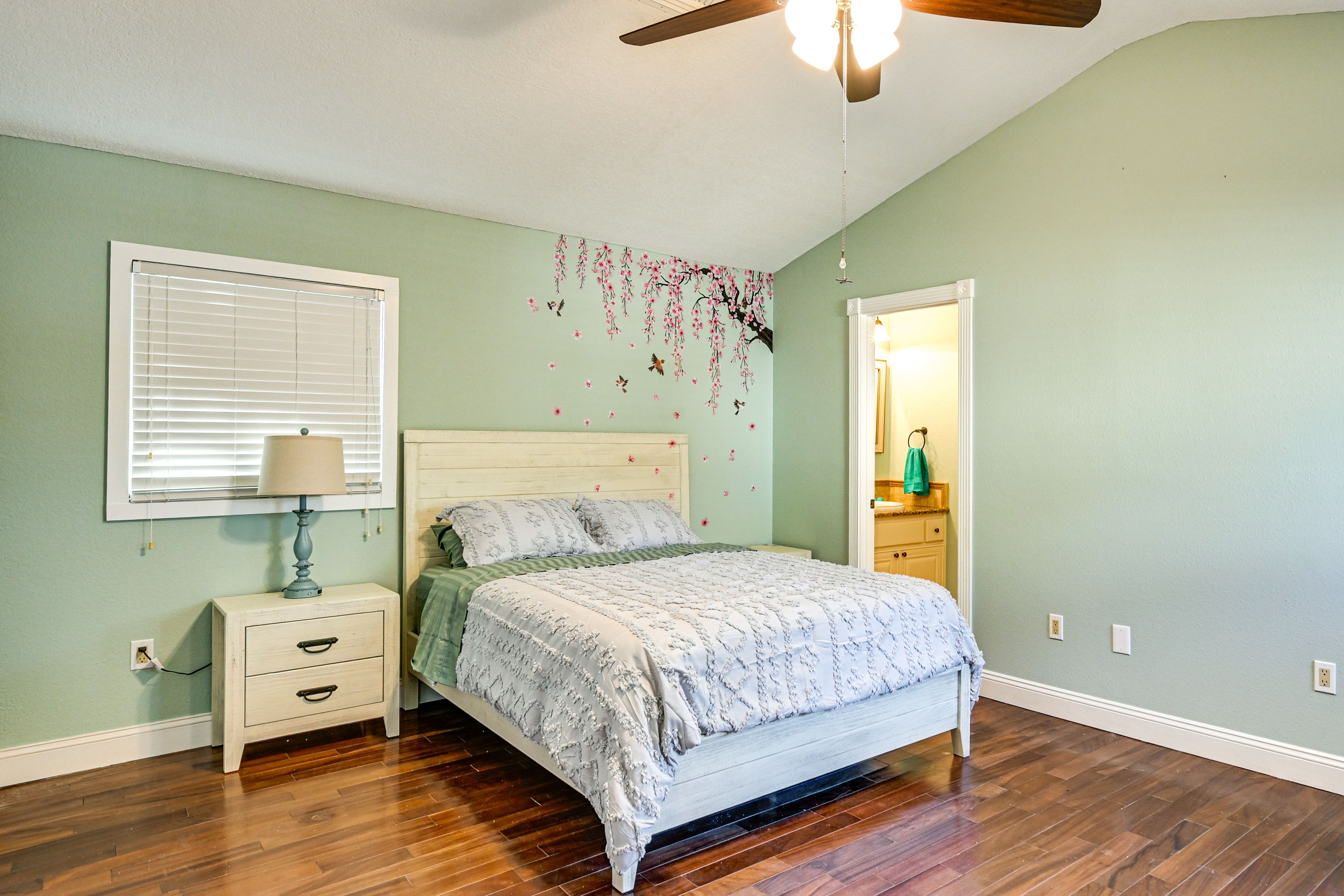 Bedroom 2 | 2nd Floor | Queen Bed