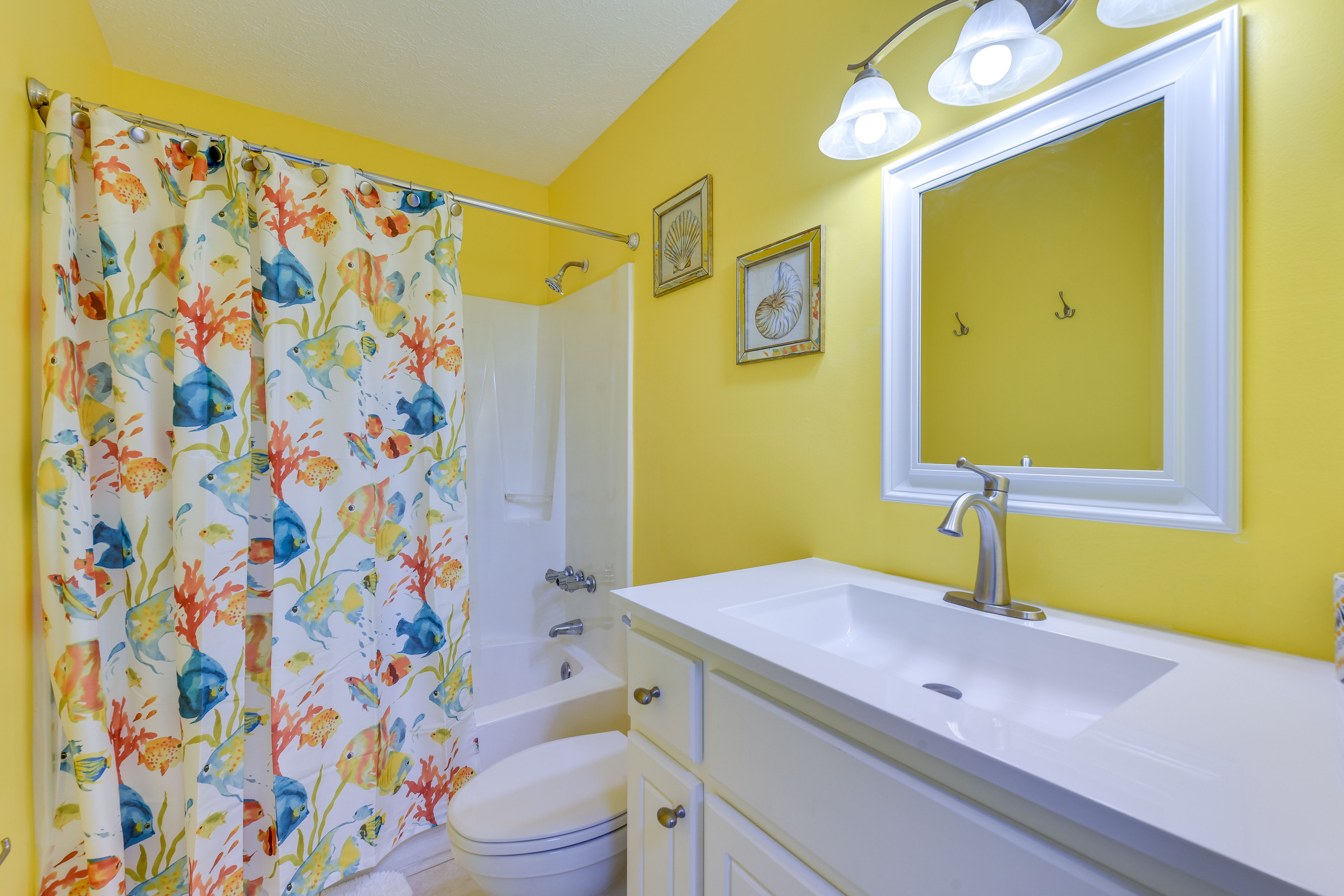 Full Bathroom | Towels Provided