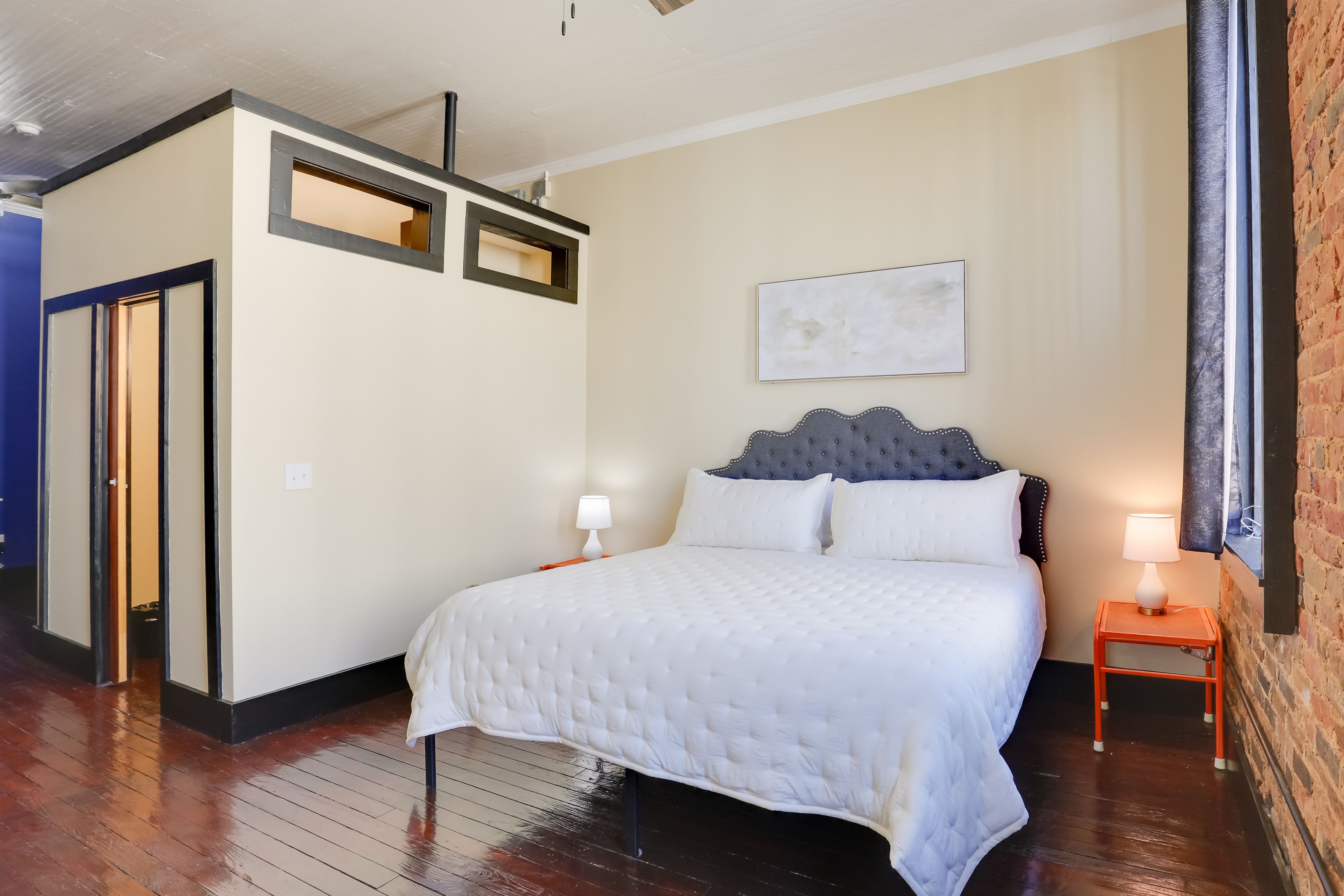 Studio Interior | King Bed | Free WiFi | Central A/C | Smart TV