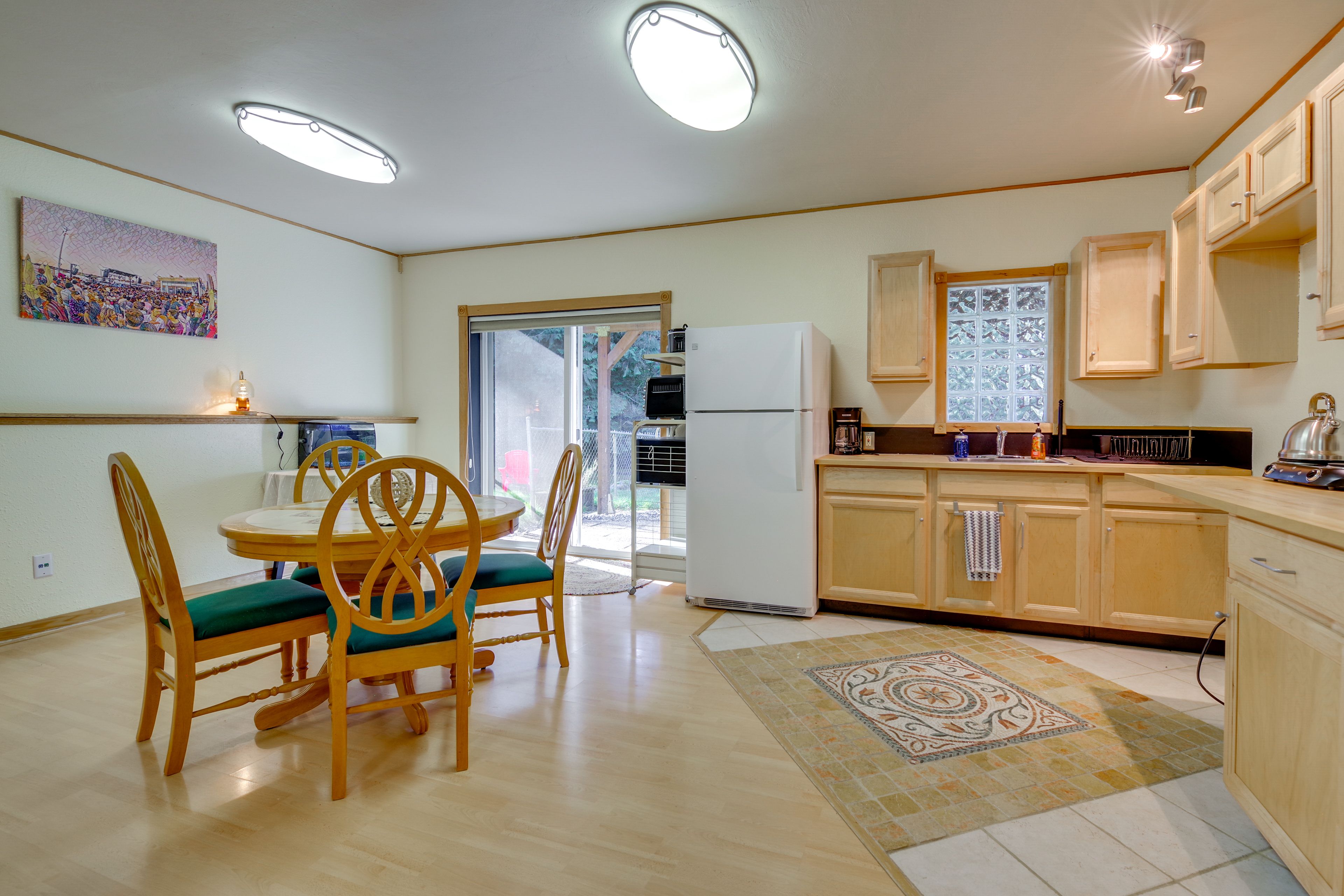 Dining Area | Dishware/Flatware Provide