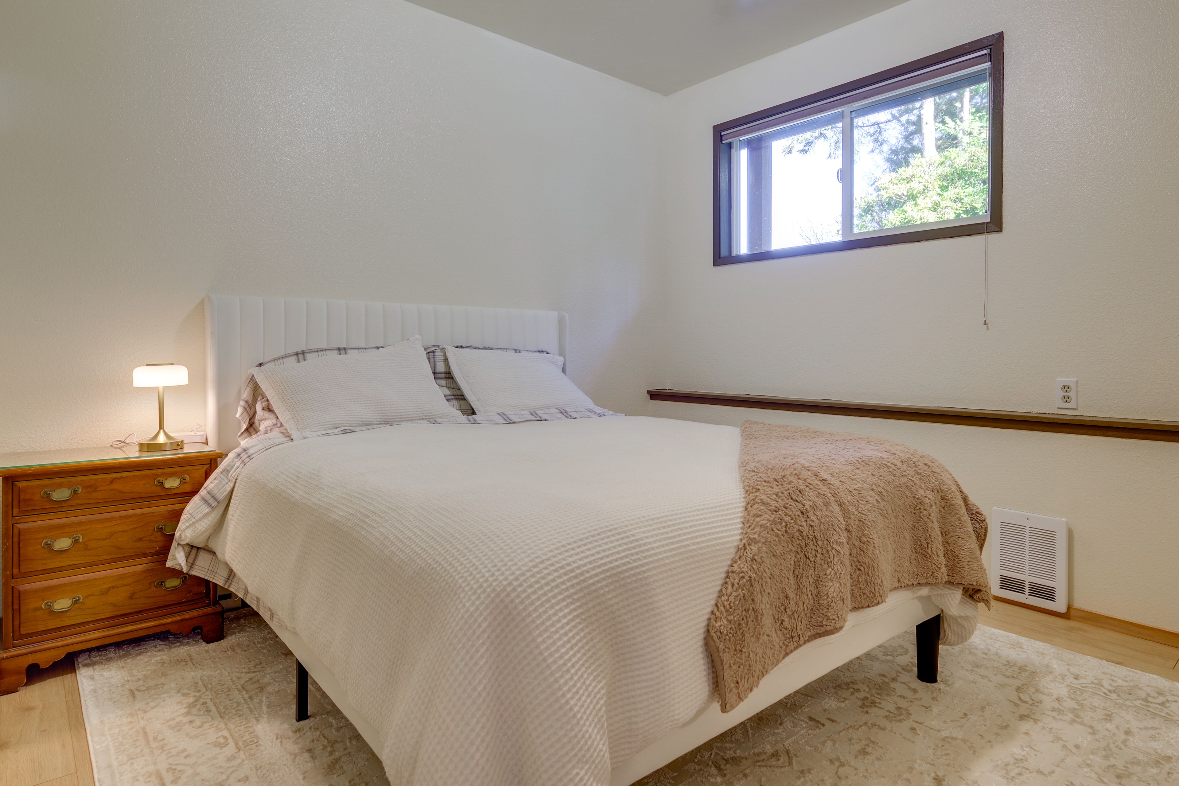 Bedroom | Queen Bed | Linens Provided