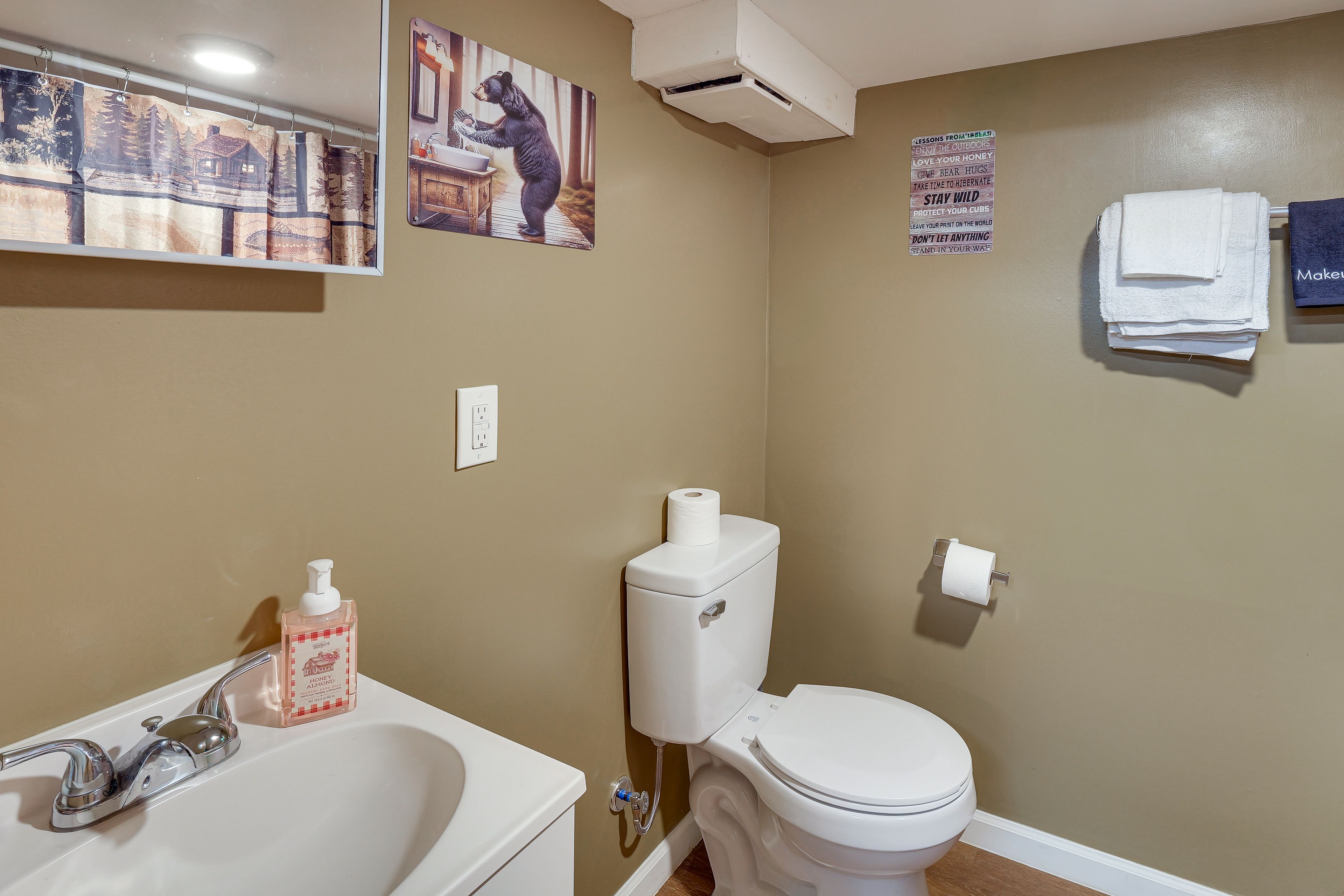 Full Bathroom | Main Floor | Complimentary Toiletries | Towels Provided