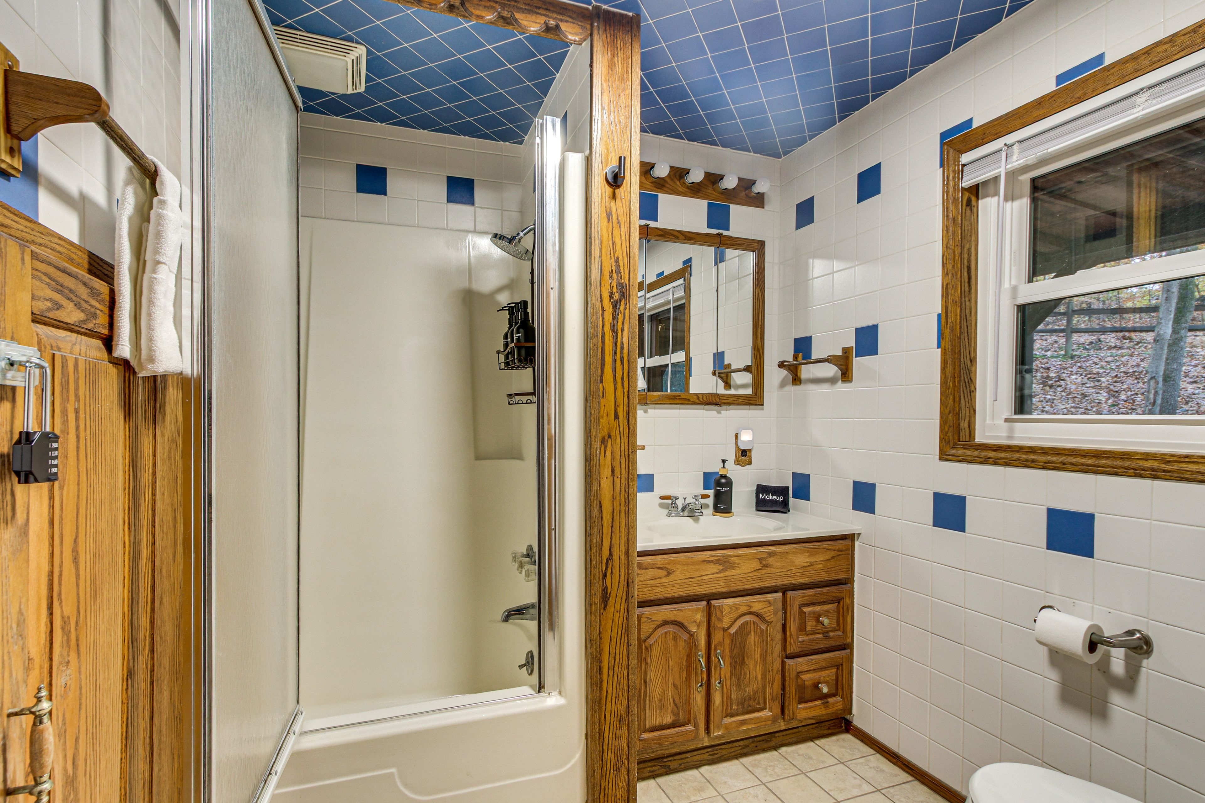 Full Bathroom | 1st Floor | Towels Provided