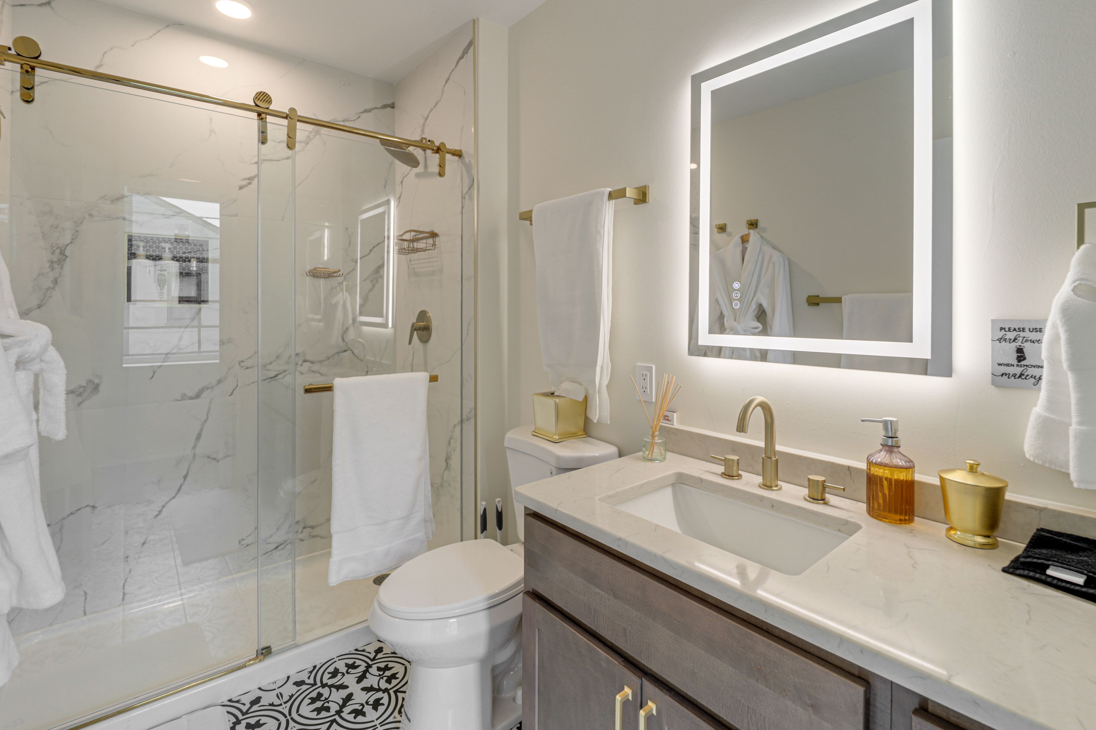 Full Bathroom | Towels Provided | Complimentary Toiletries