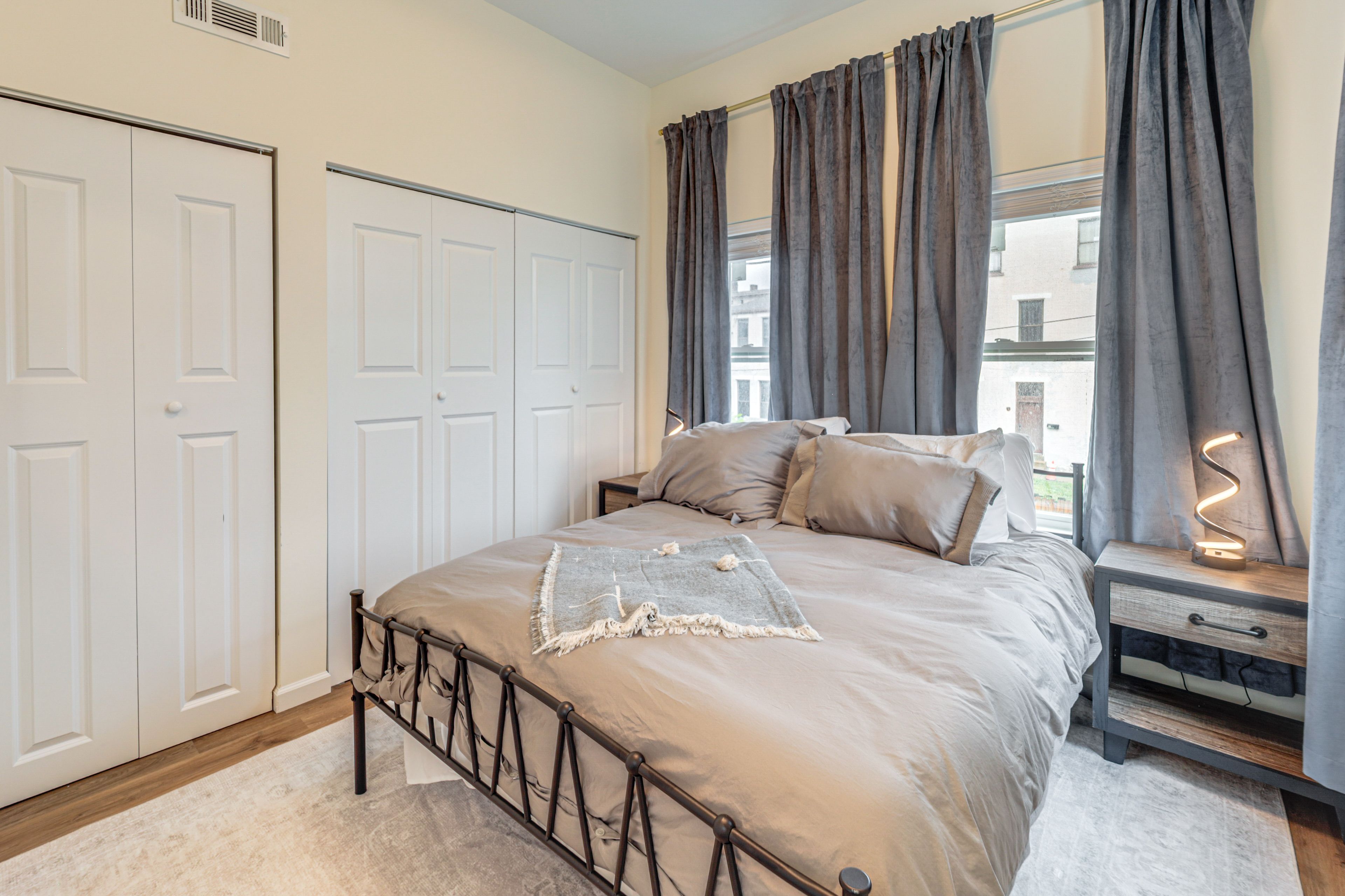 Bedroom | Queen Bed