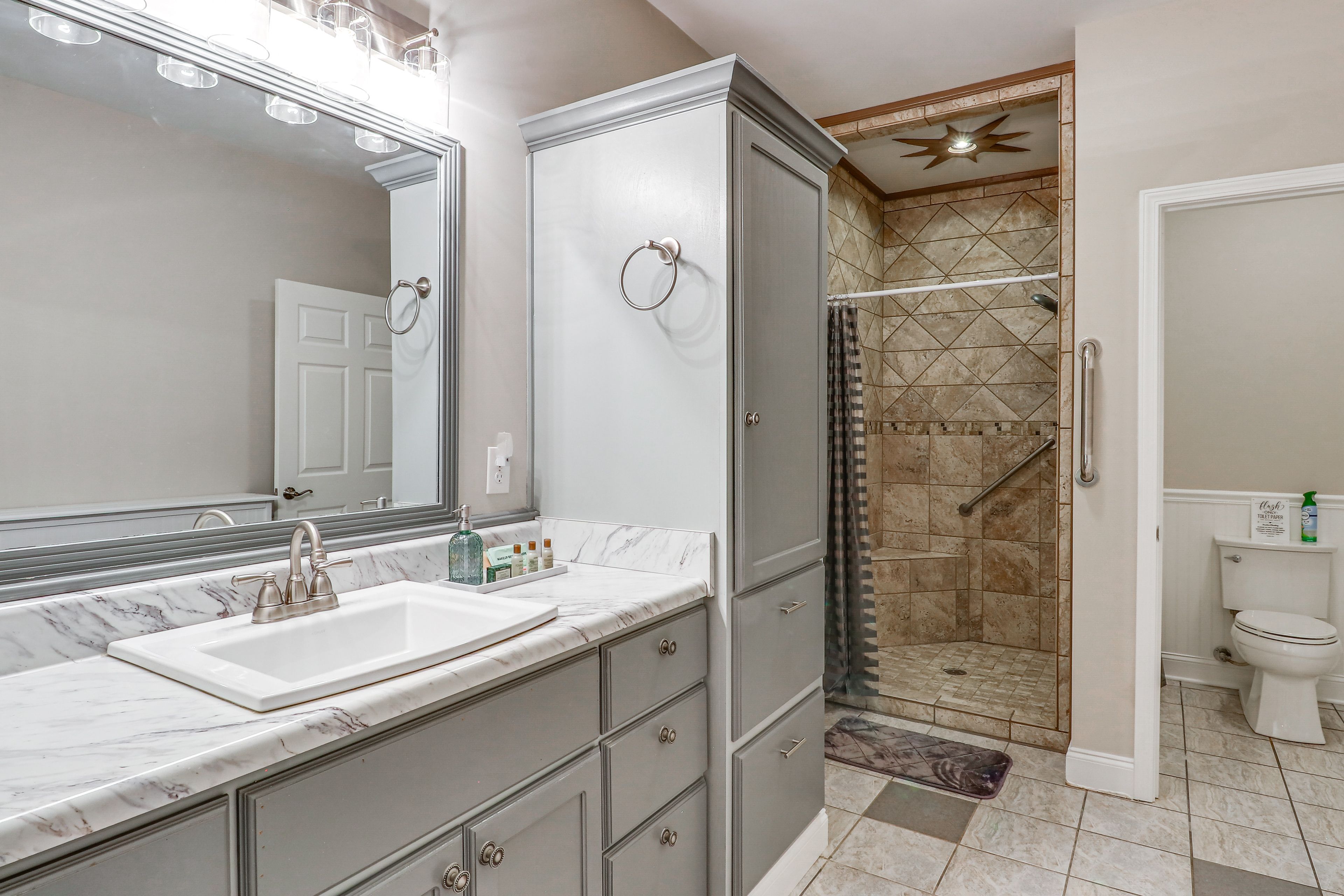 En-Suite Bathroom | Towels Provided