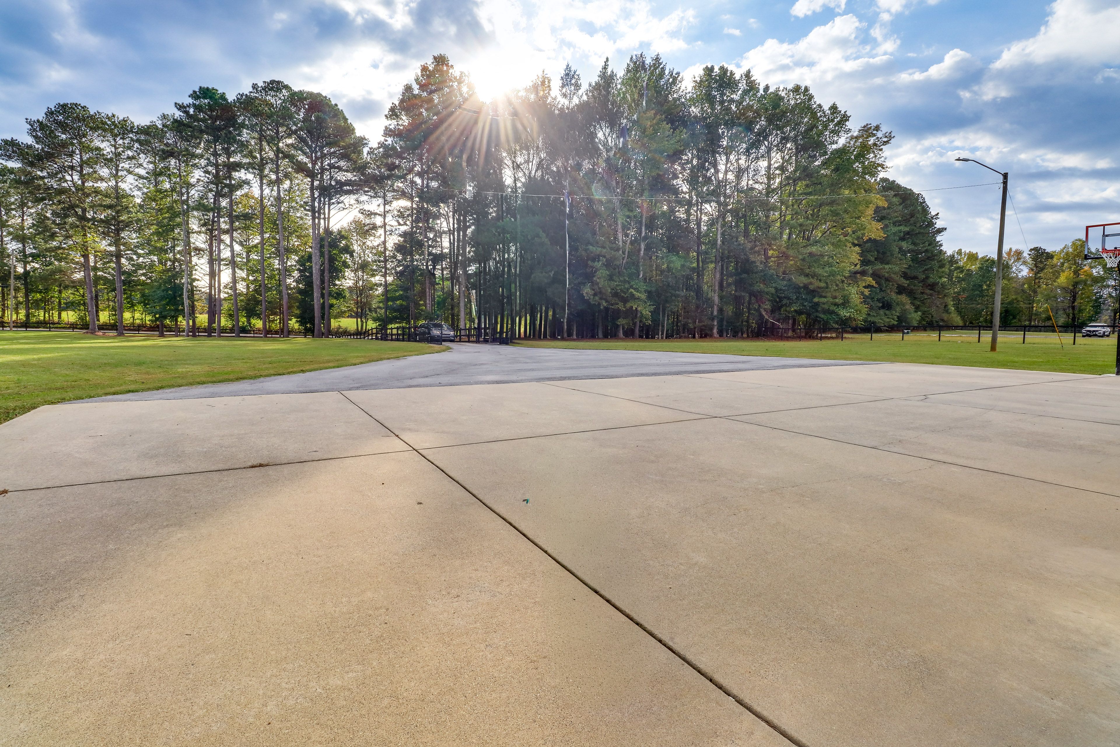 Parking | Driveway (8 Vehicles)