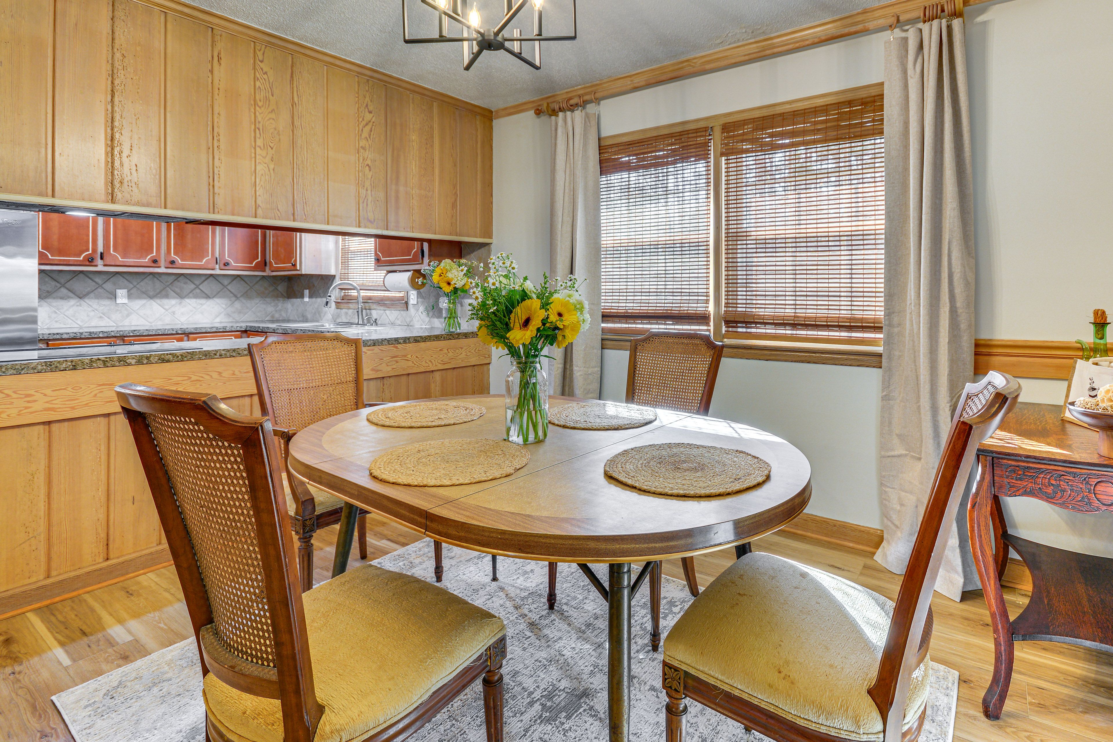 Dining Area | Dishware/Flatware Provided | Main Floor