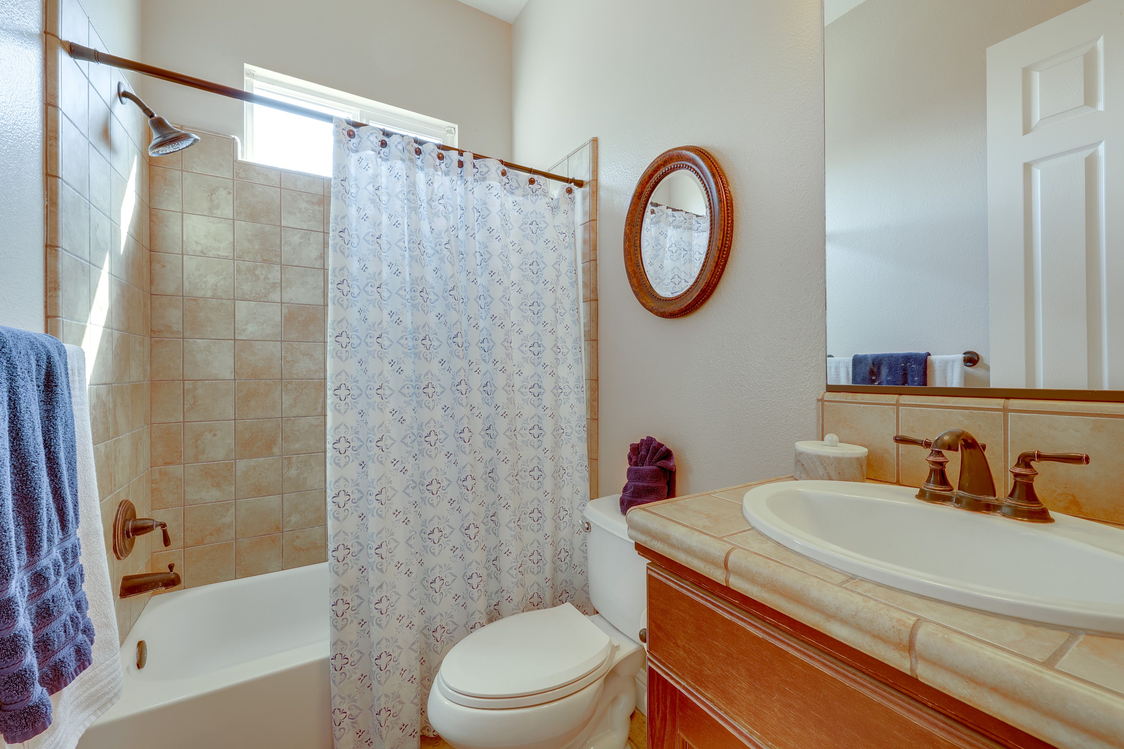 Full Bathroom | 1st Floor | Complimentary Toiletries