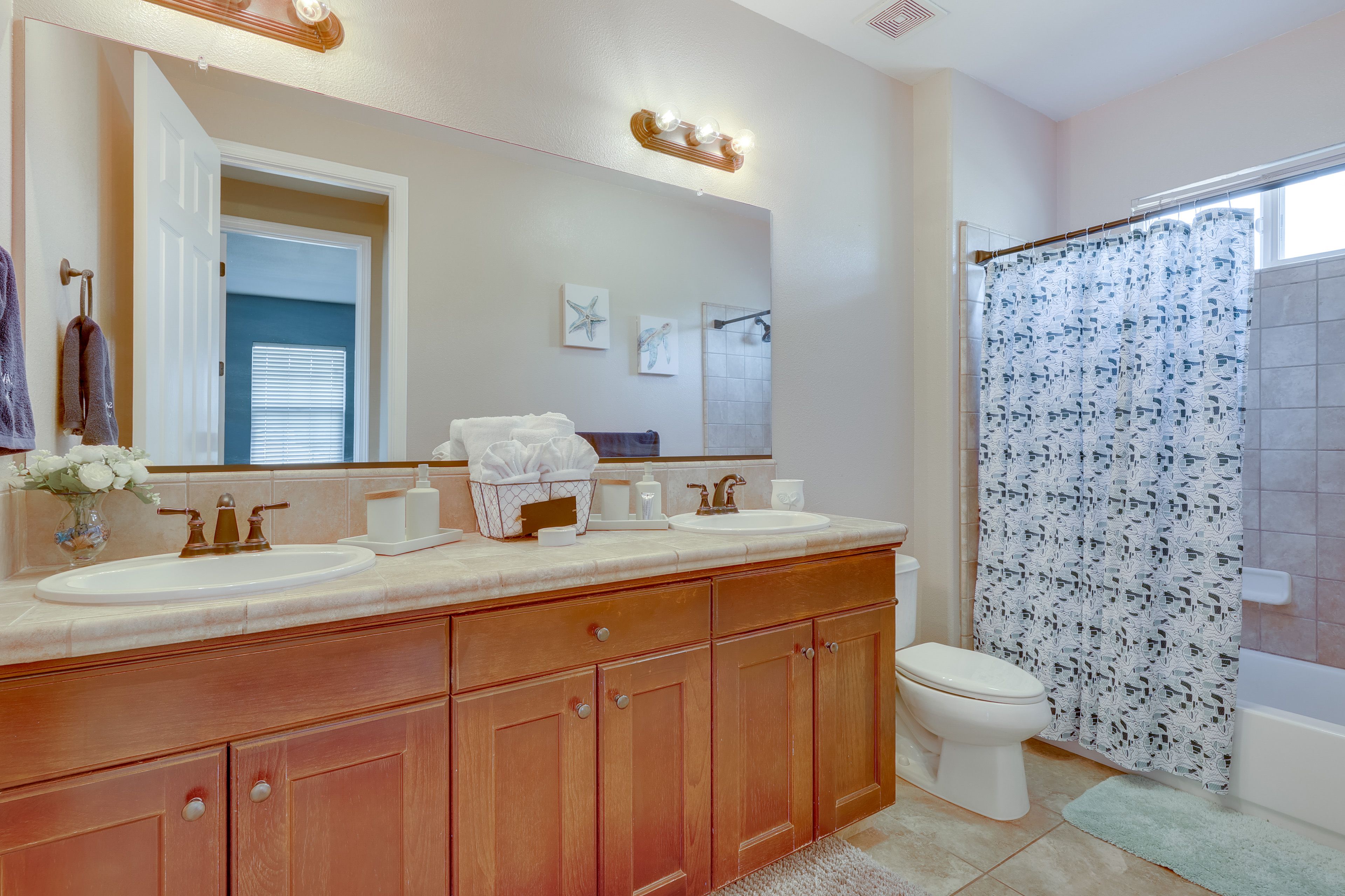 Full Bathroom | 1st Floor | Towels Provided