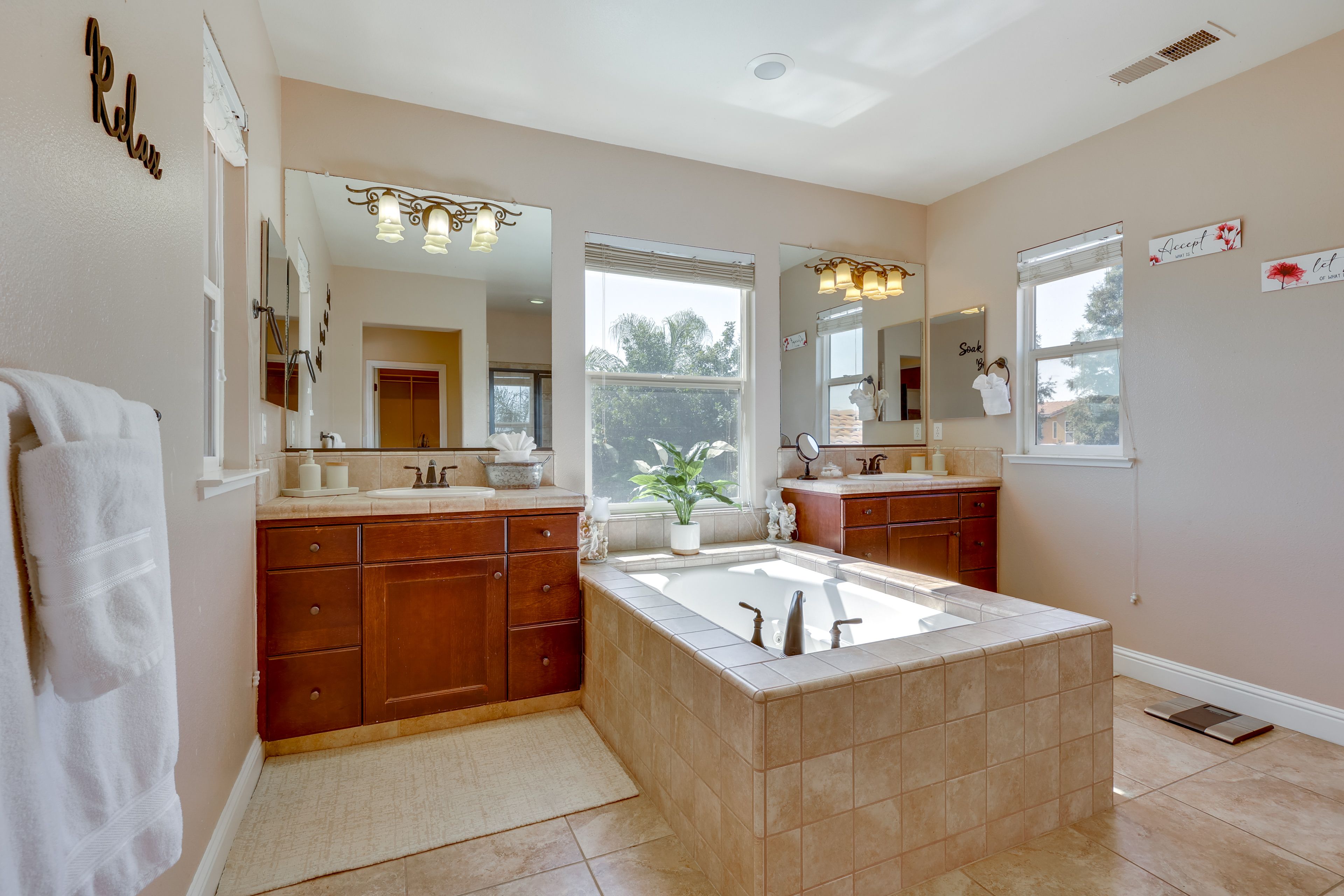 Full Bathroom | 2nd Floor