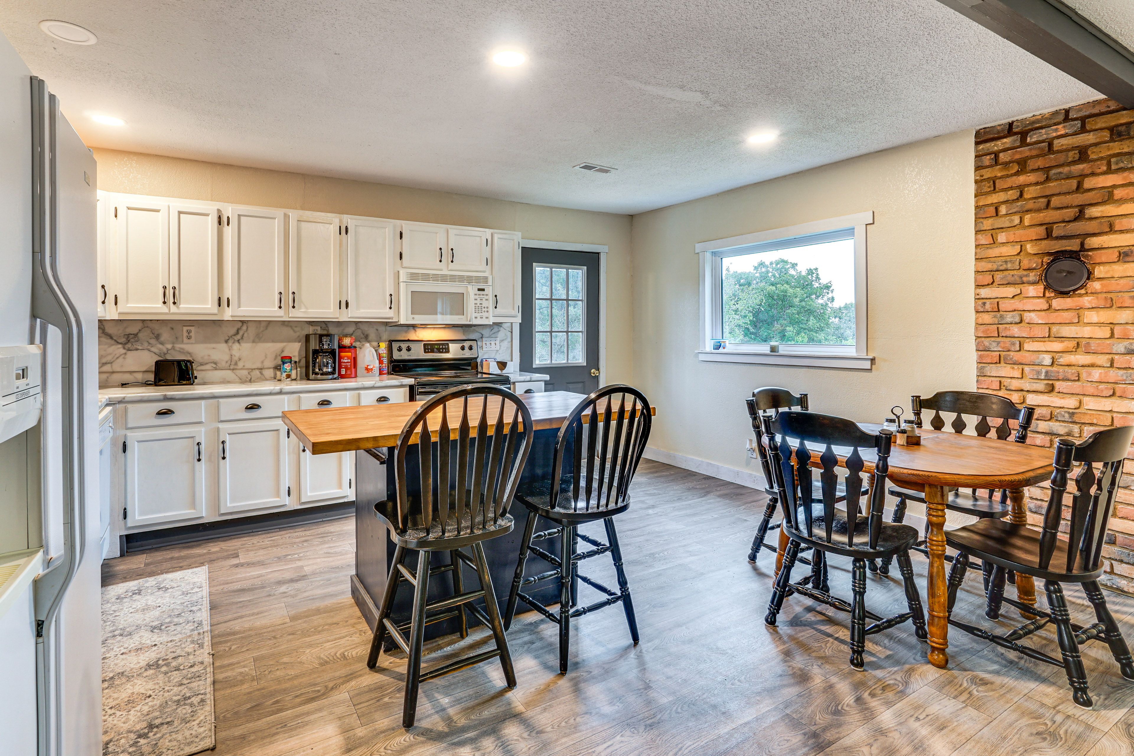 Dining Table | Breakfast Bar | Kitchen