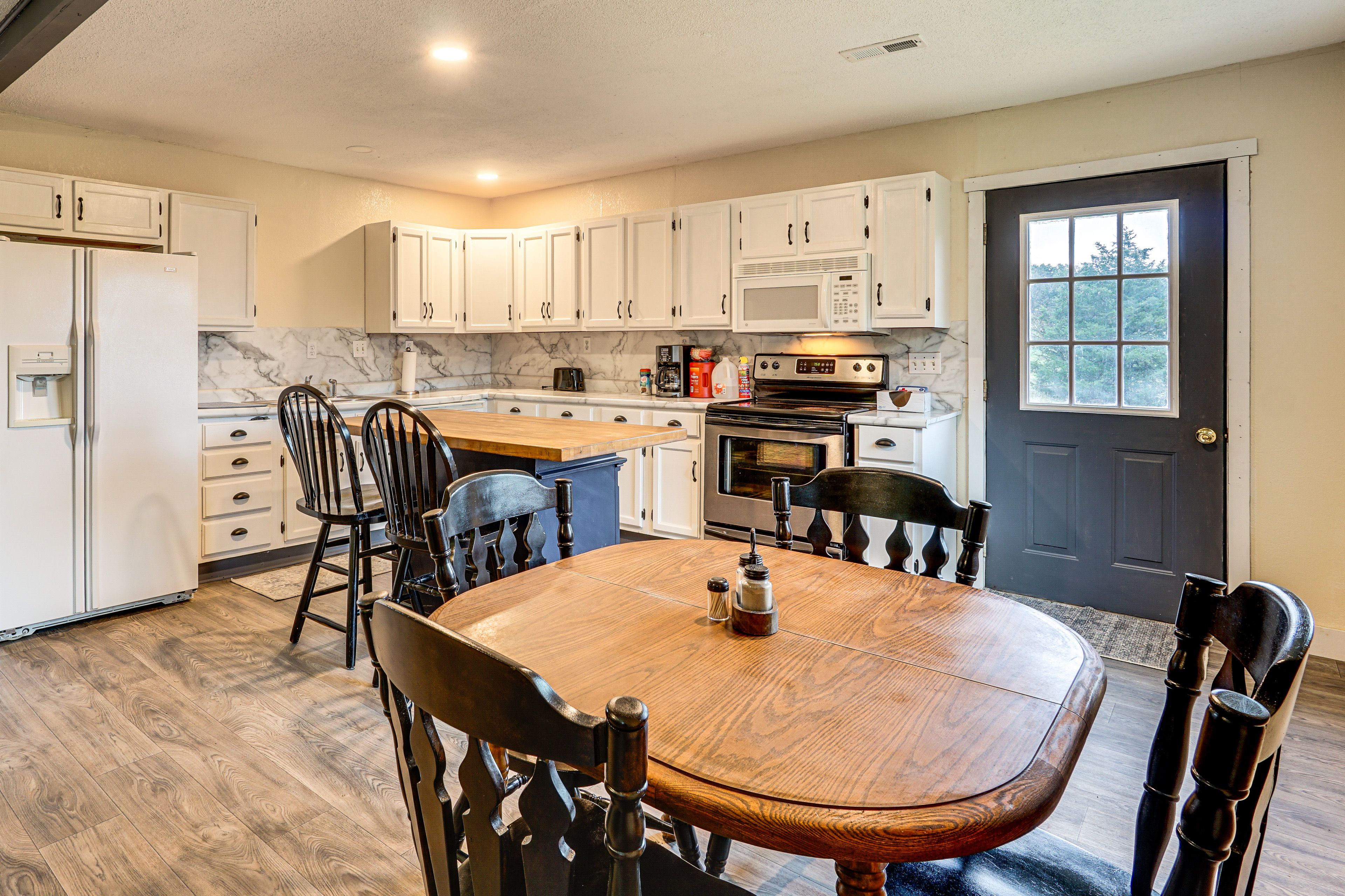 Dining Table | Breakfast Bar | Dishware/Flatware