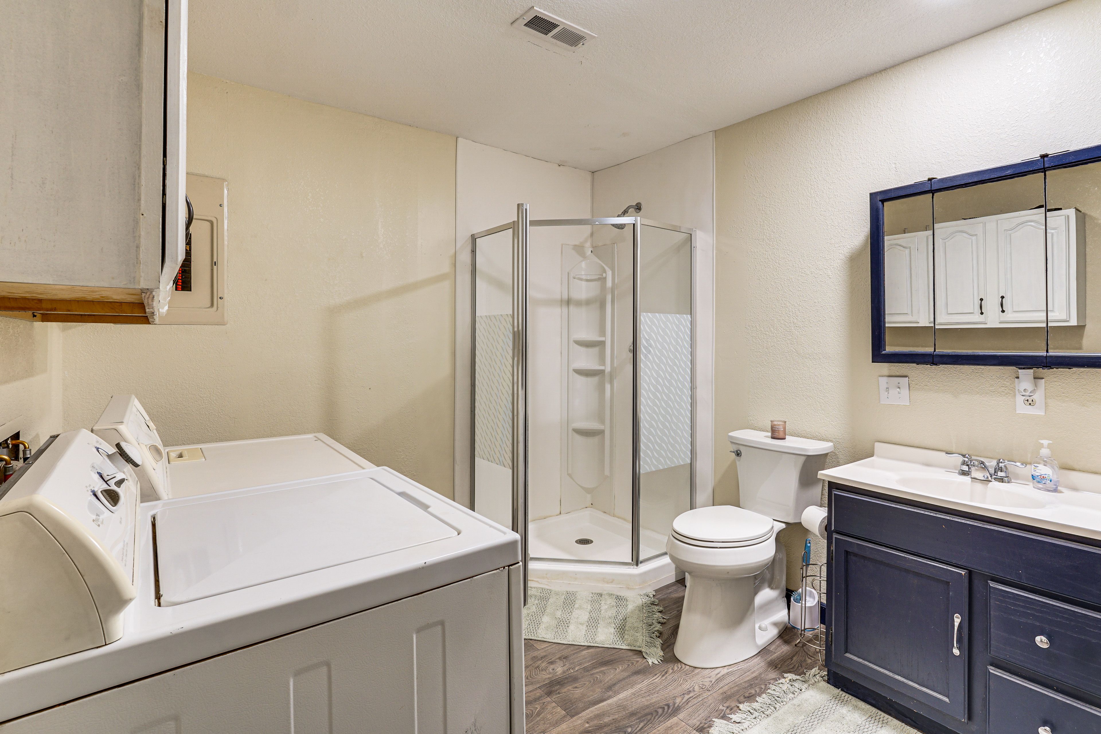 Full Bathroom | Towels Provided | Laundry