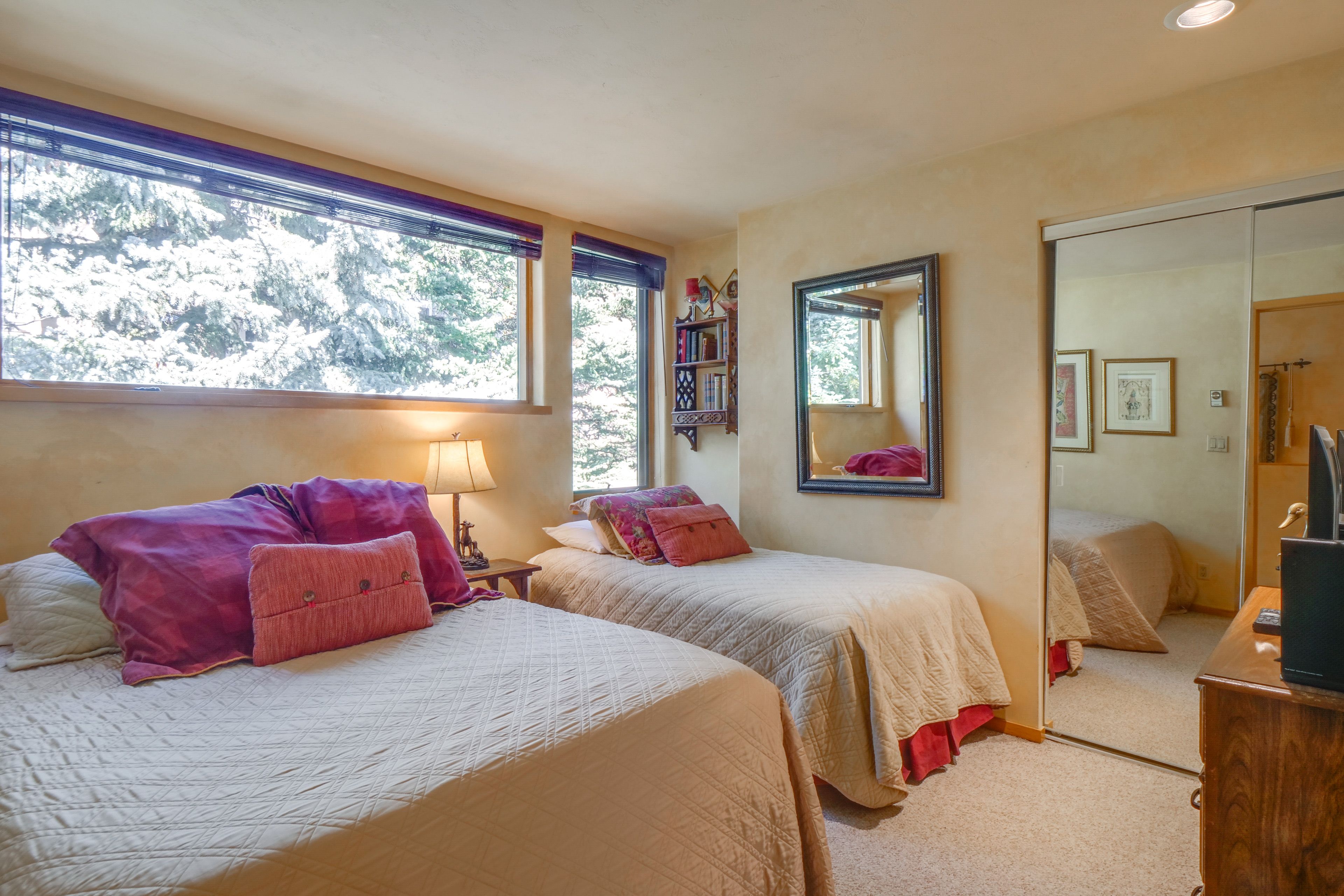 Bedroom 2 | Queen Bed | Twin Bed | Smart TV | 2nd Floor