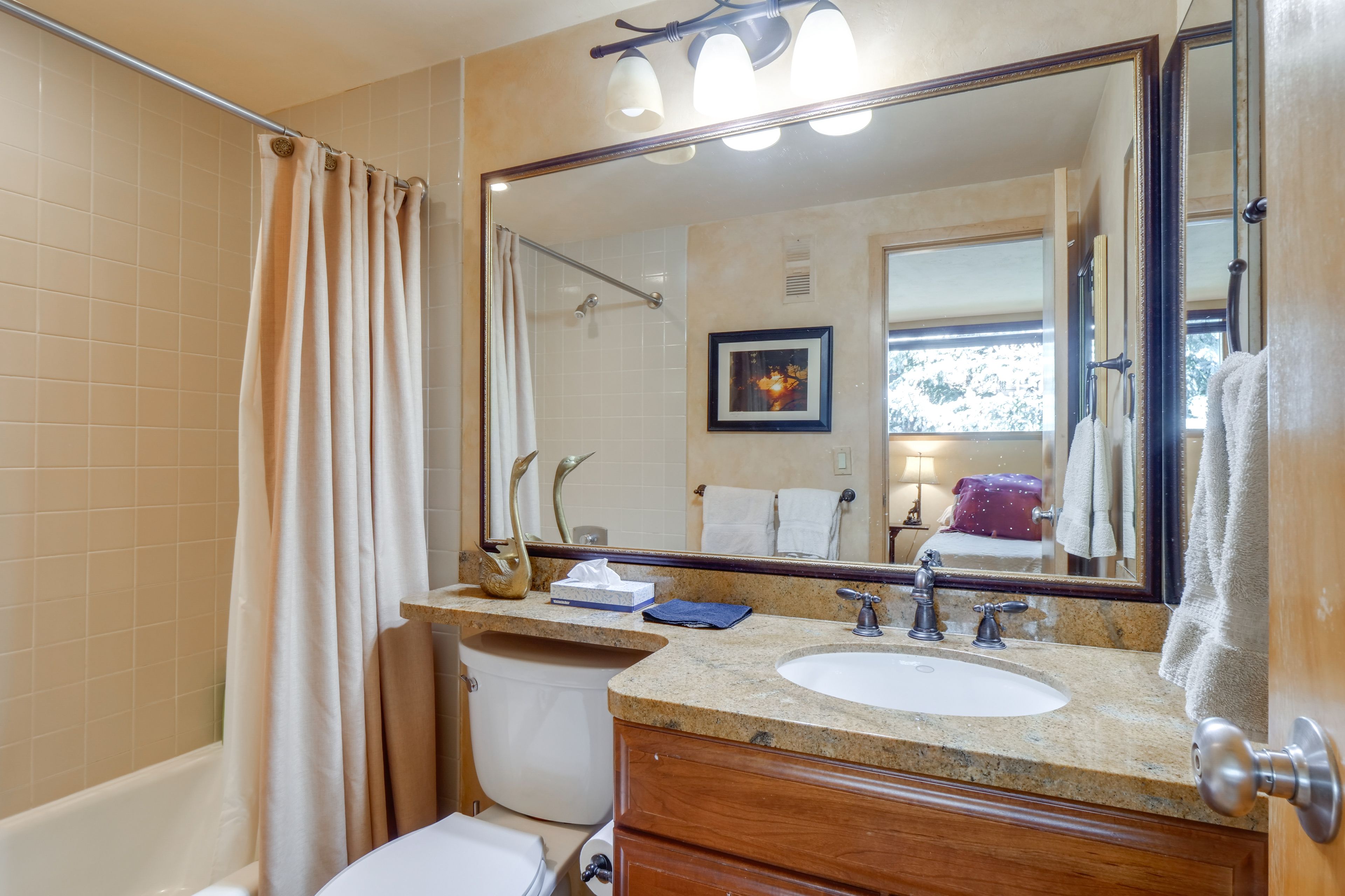 En-Suite Bathroom | Towels Provided | 2nd Floor
