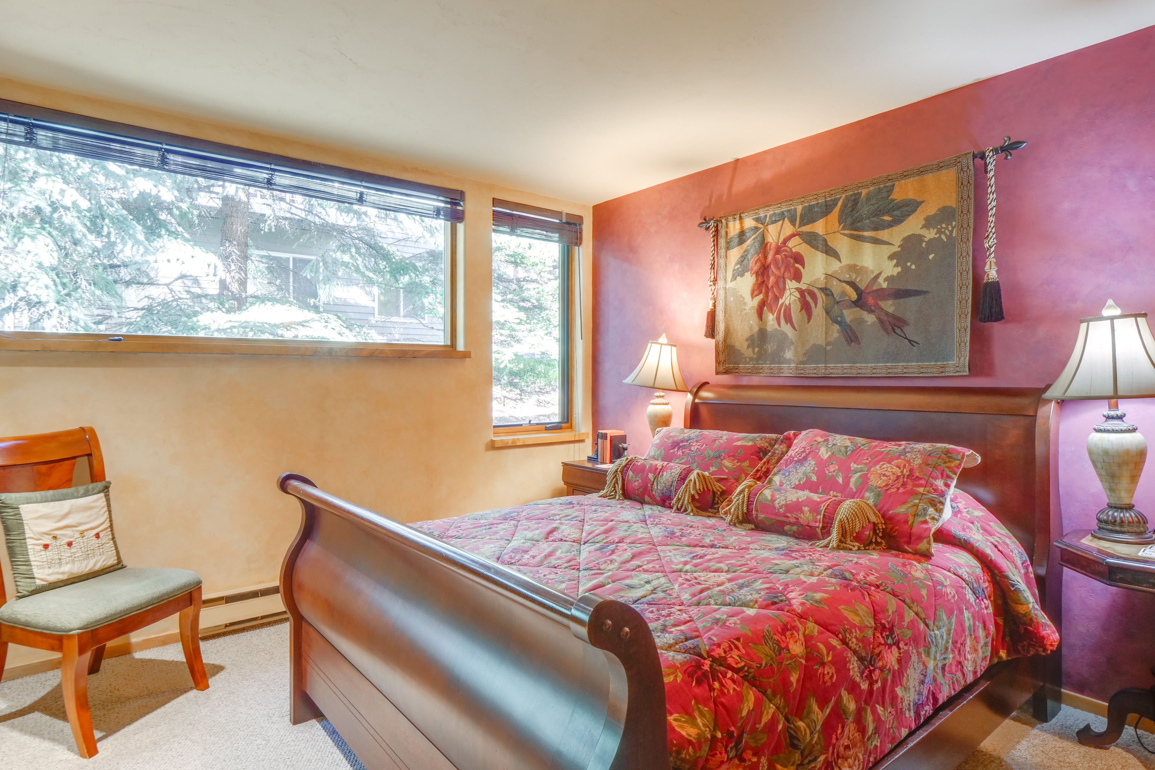 Bedroom 1 | Queen Bed | Smart TV | 1st Floor