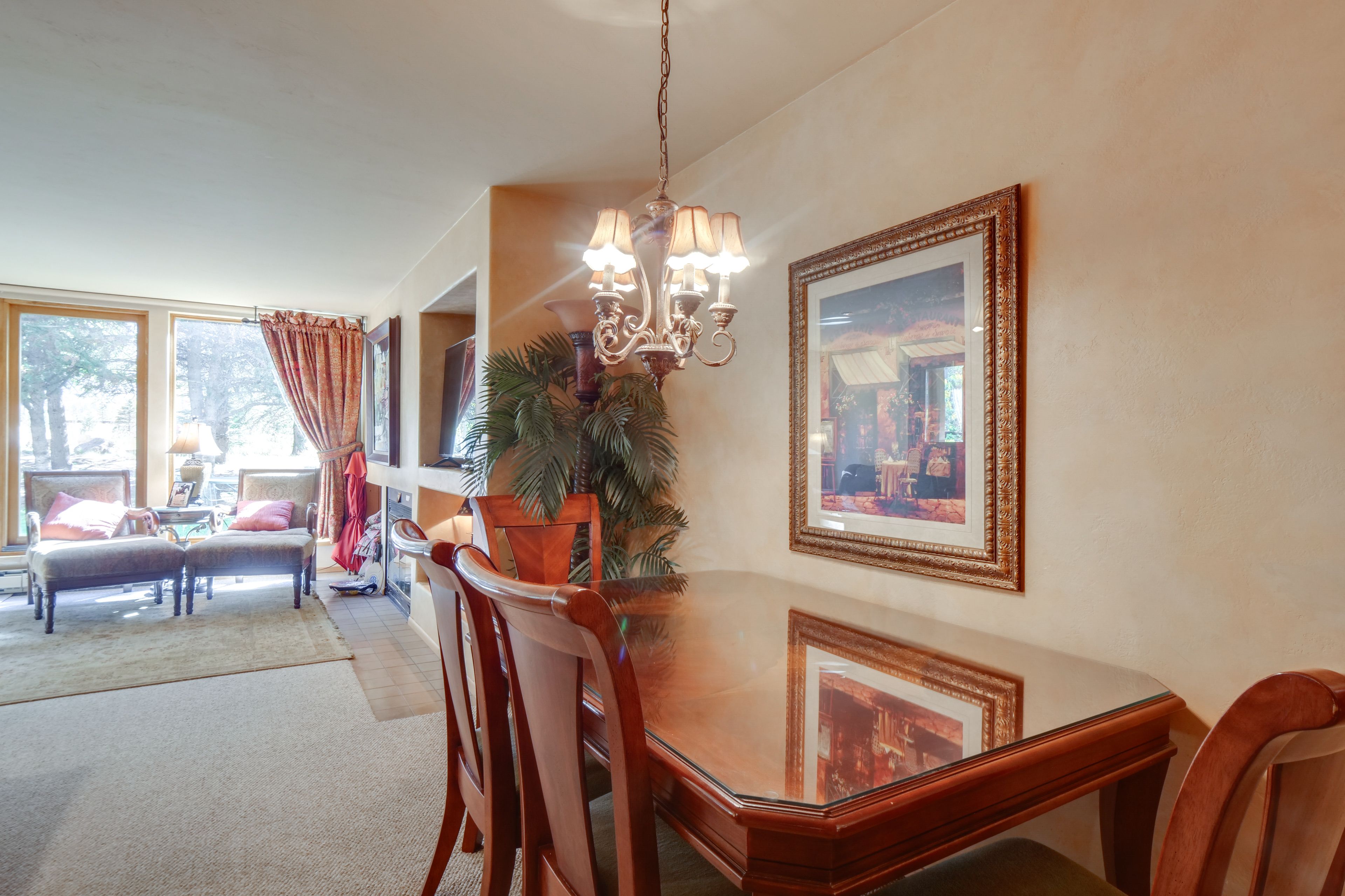 Dining Area | Dishware/Flatware Provided | 1st Floor