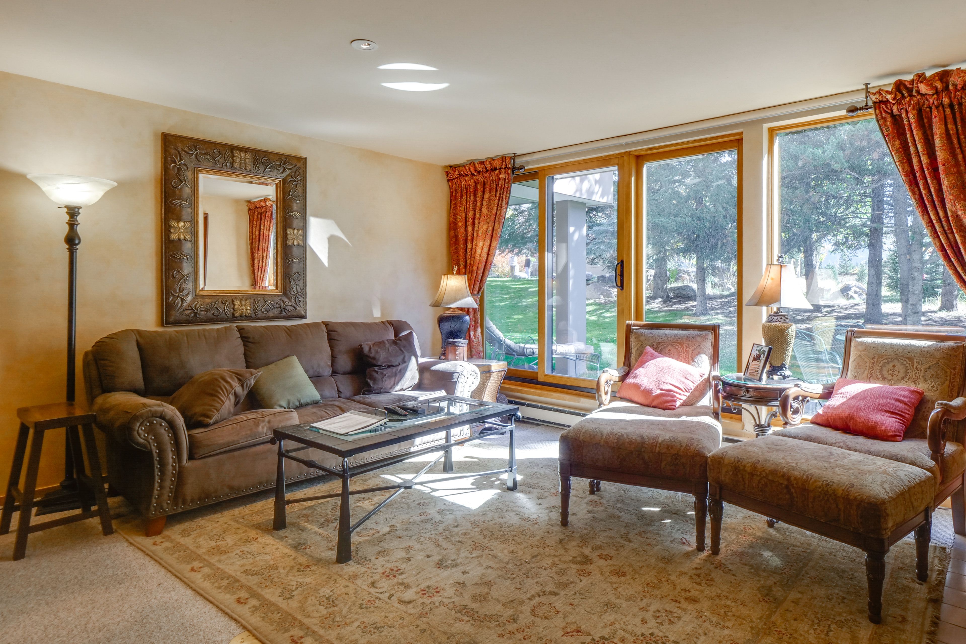 Living Room | Smart TV | Free WiFi