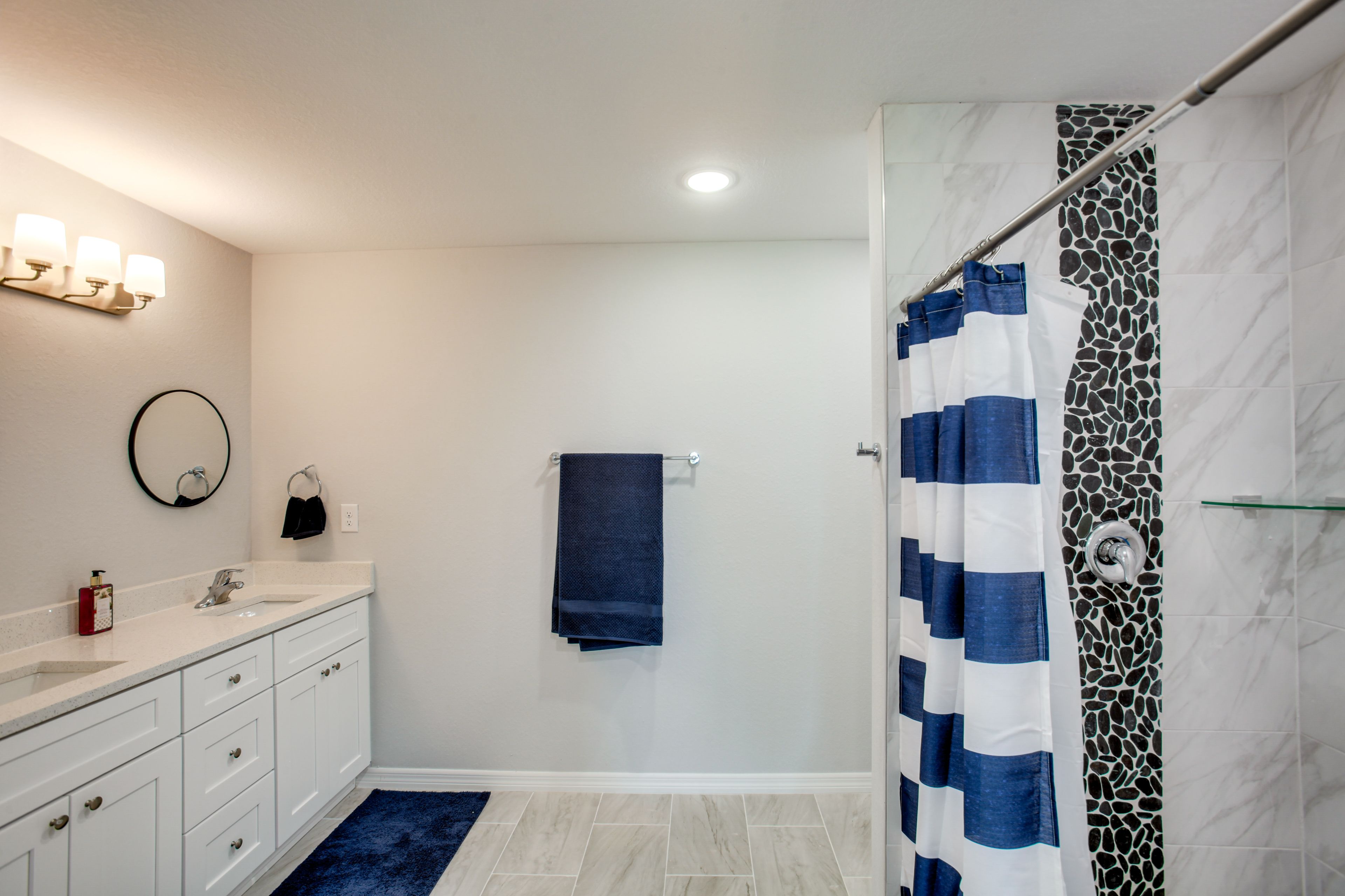 Full Bathroom | Towels Provided