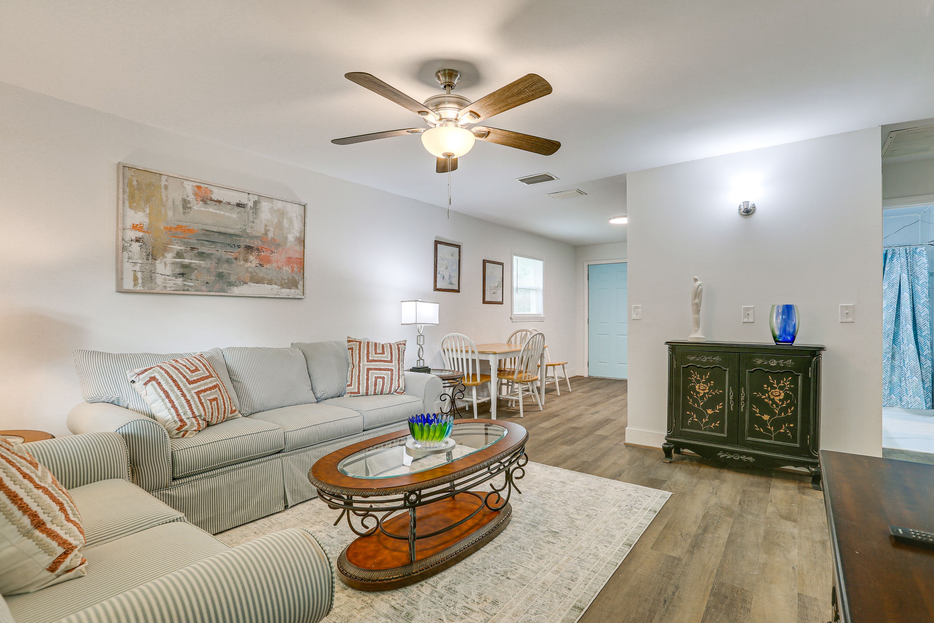 Living Room | Flat-Screen TV | Central Heating & A/C | Free WiFi