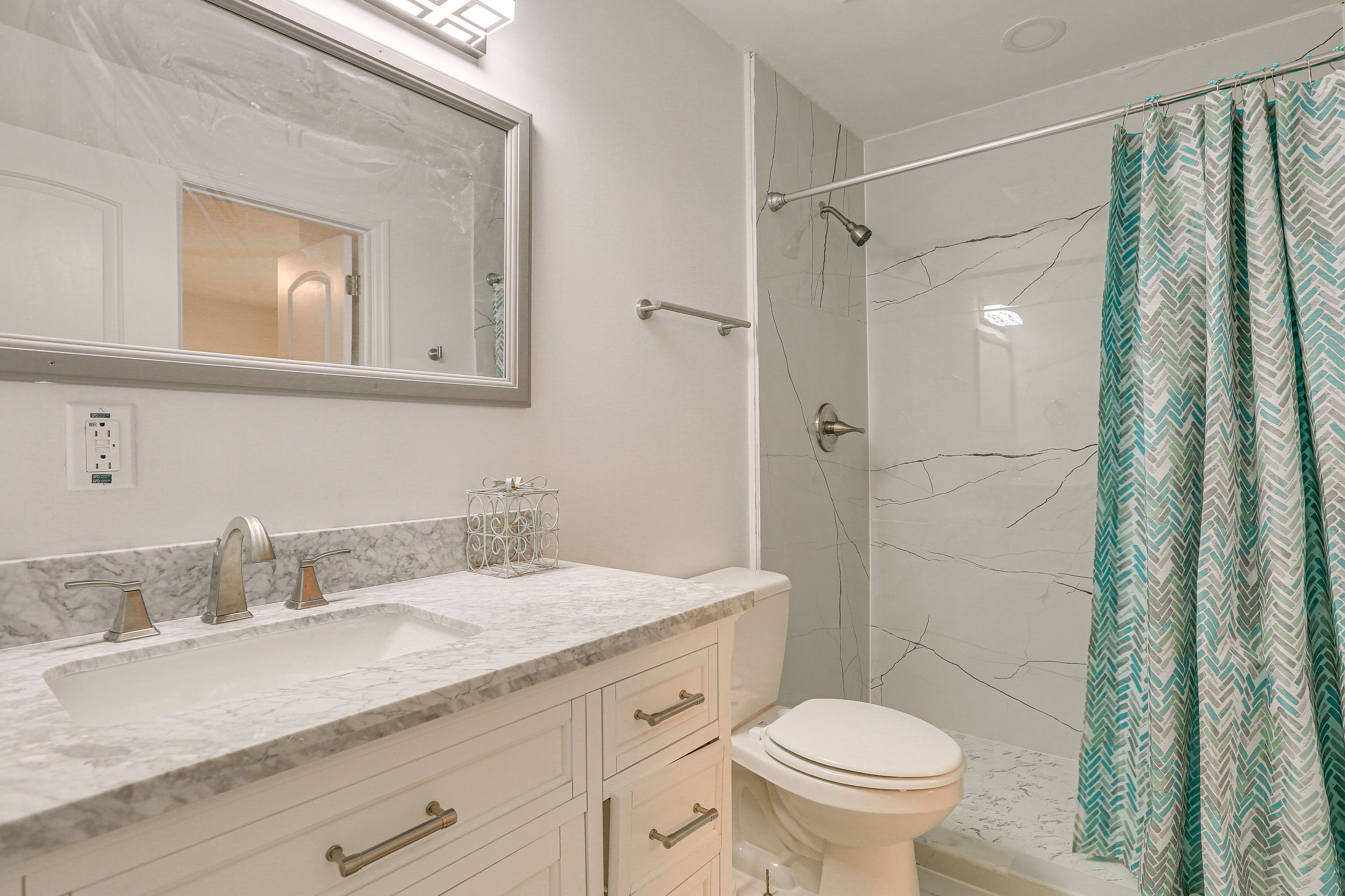 Jack-and-Jill Bathroom | Complimentary Toiletries | Towels Provided