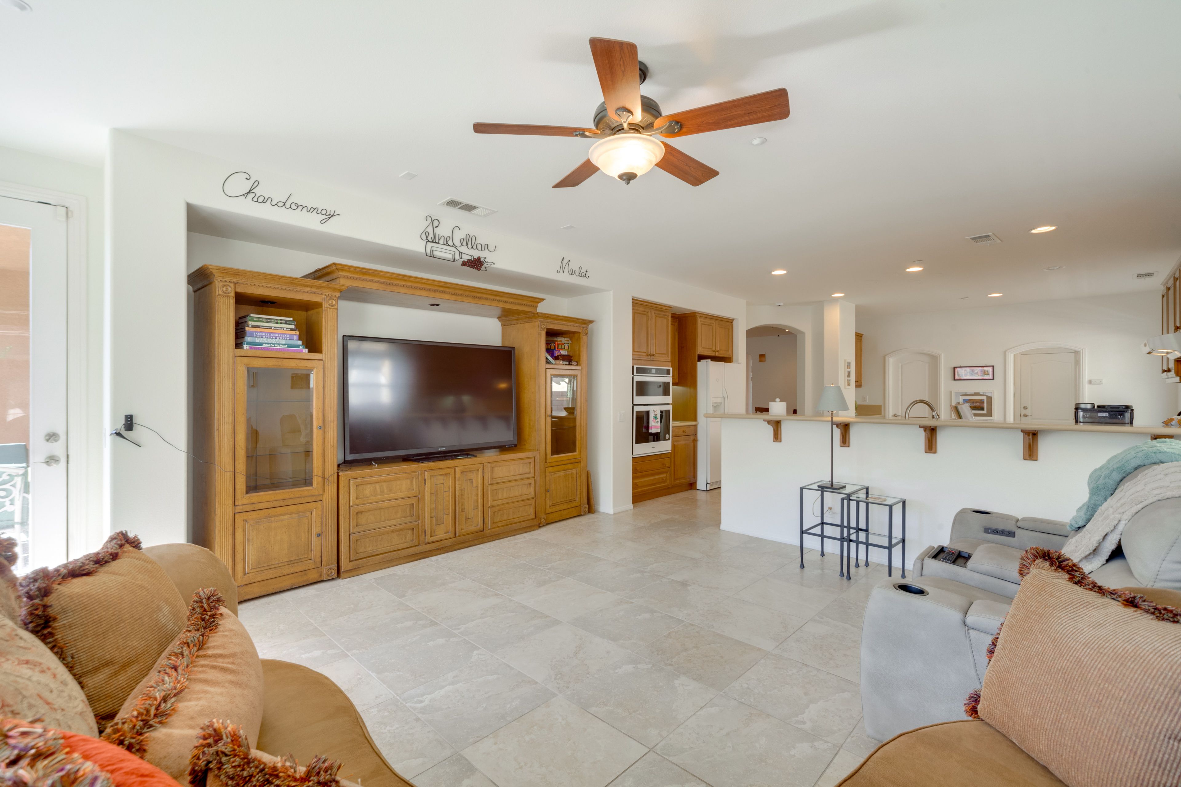 Living Room | Free WiFi | Central Heating & A/C | Smart TV