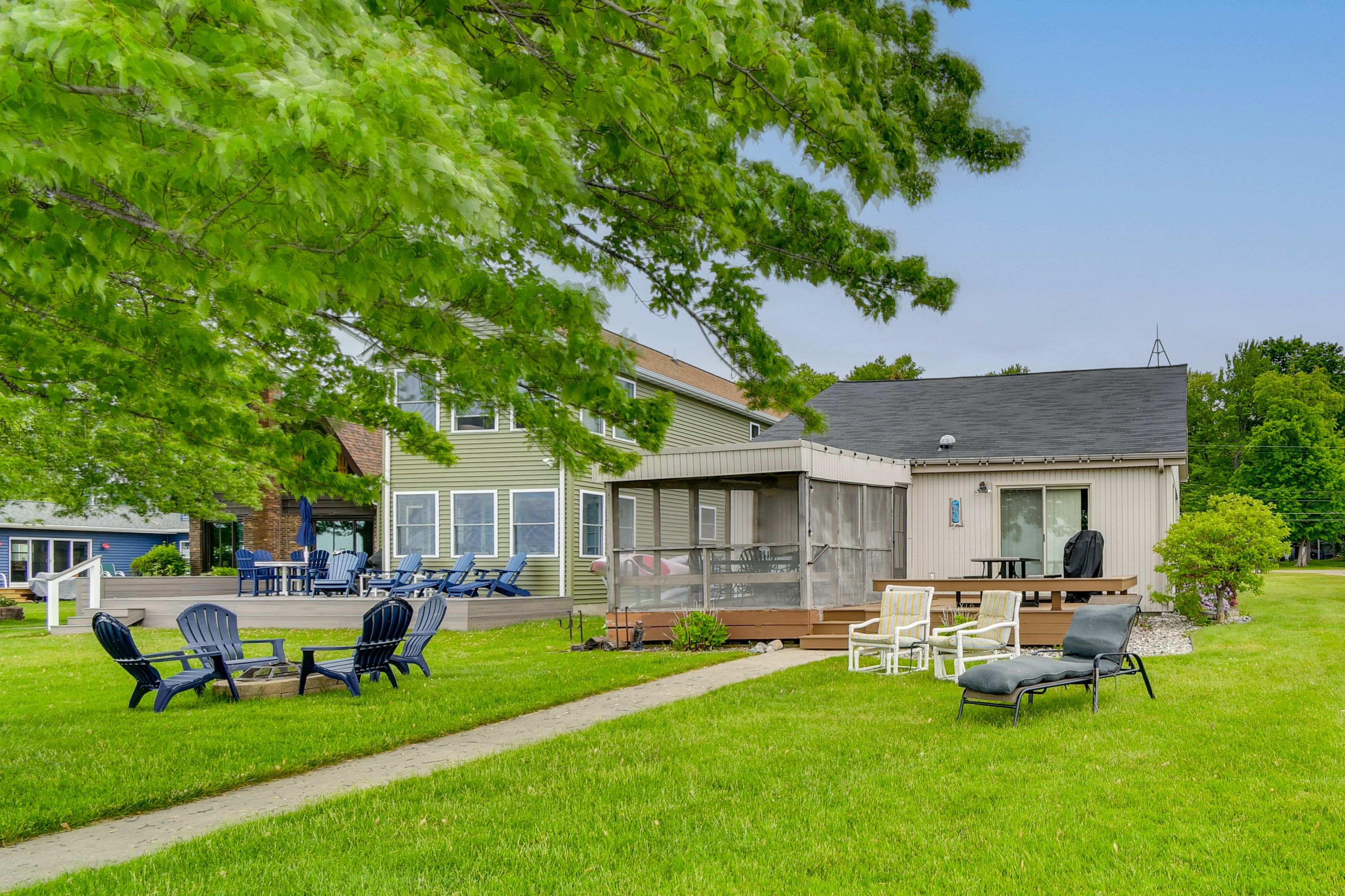 Exterior | Parking | Driveway (4 Vehicles) | Boat/Trailer Parking