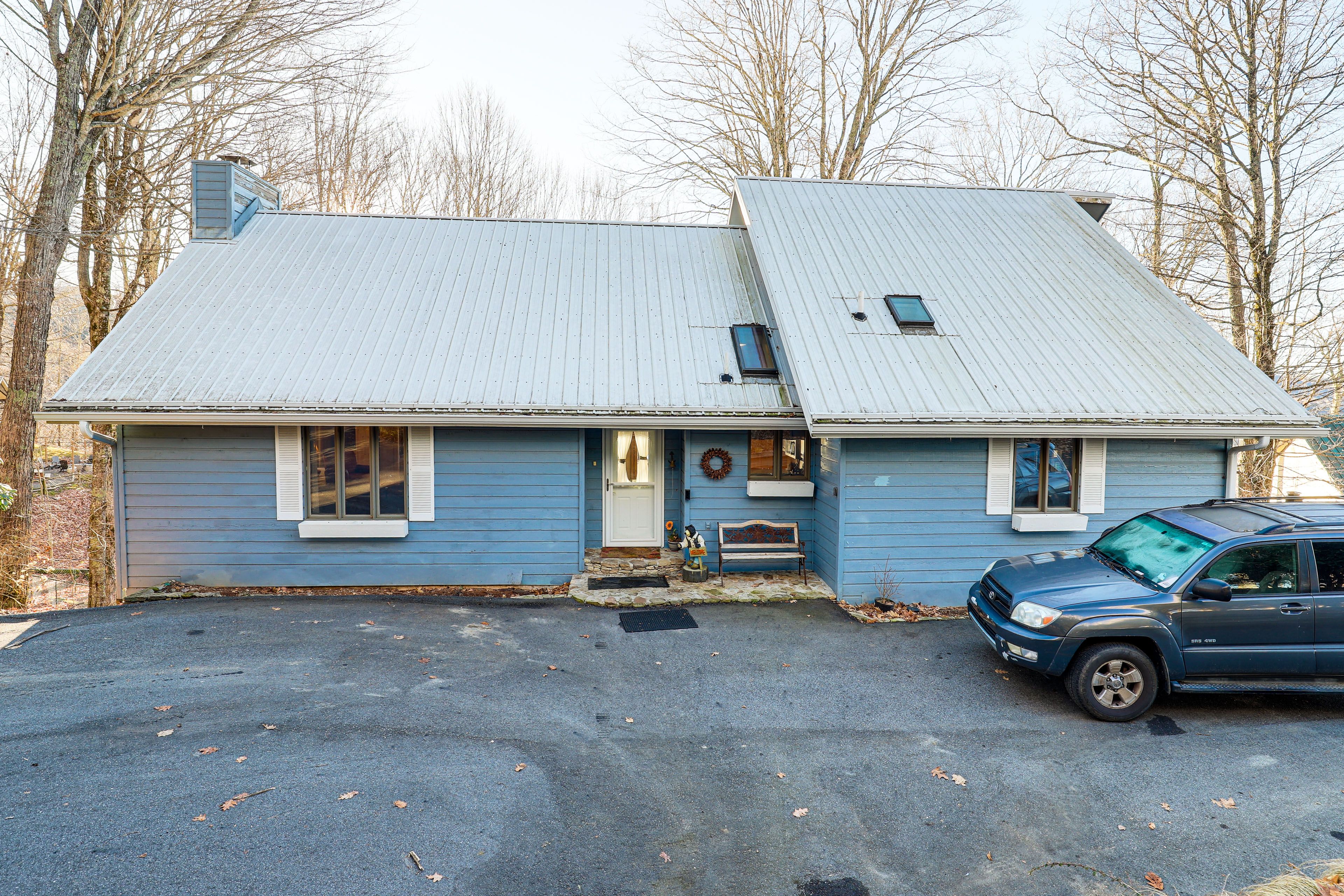 Parking | Driveway (6 Vehicles)