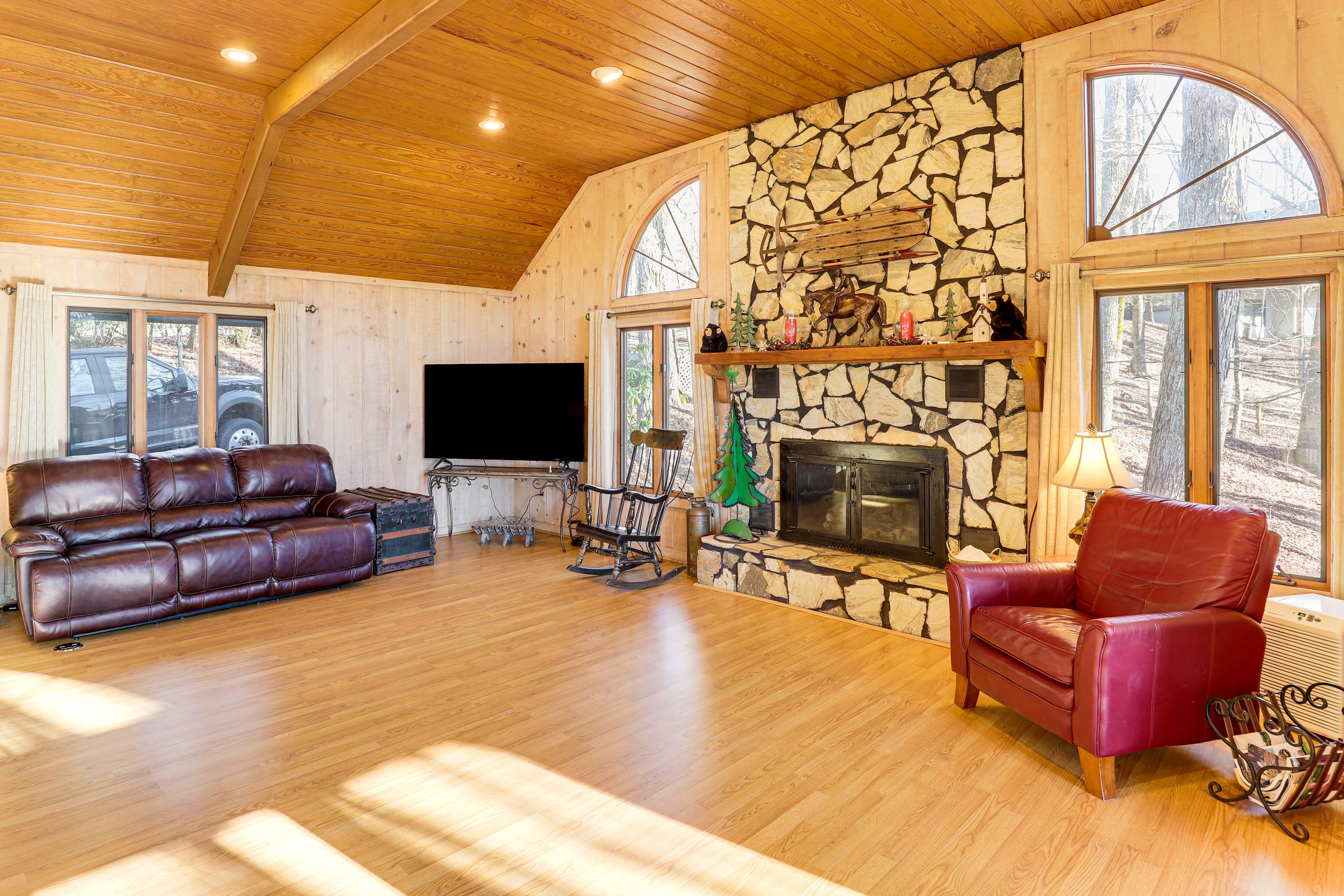 Living Room | Smart TV | Free WiFi | Central Air Conditioning/Heat