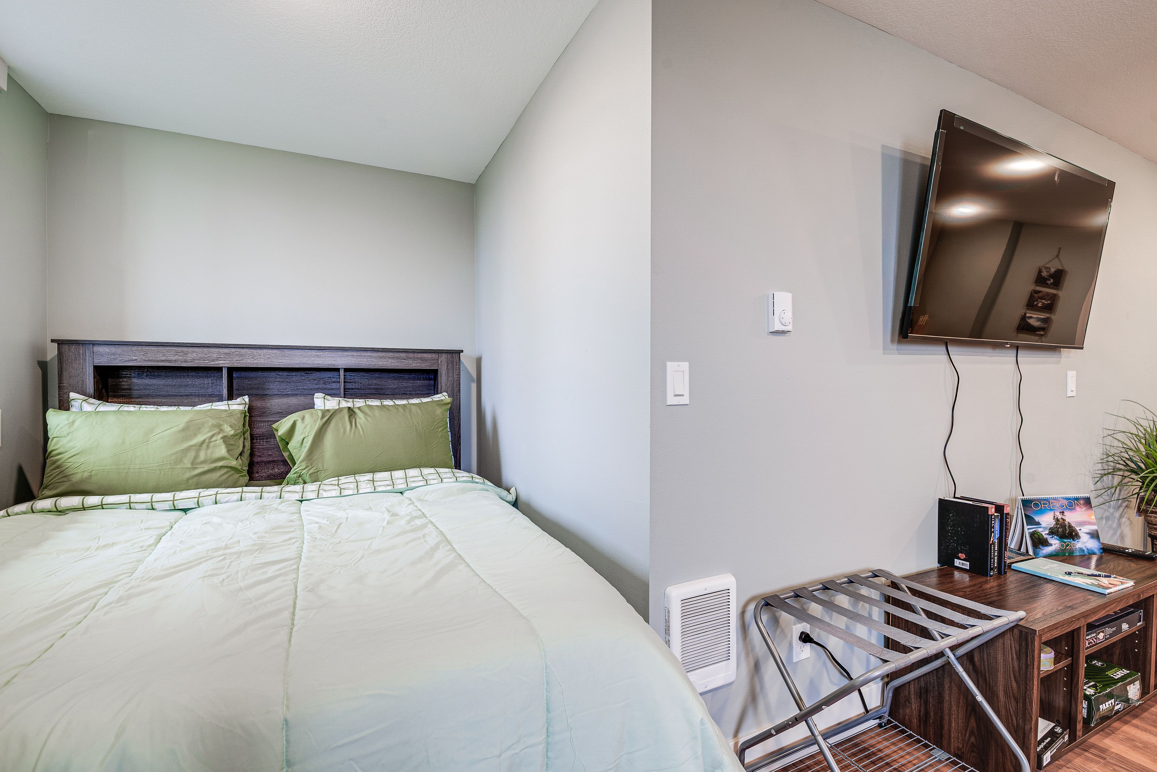 Studio | Queen Bed | Free WiFi