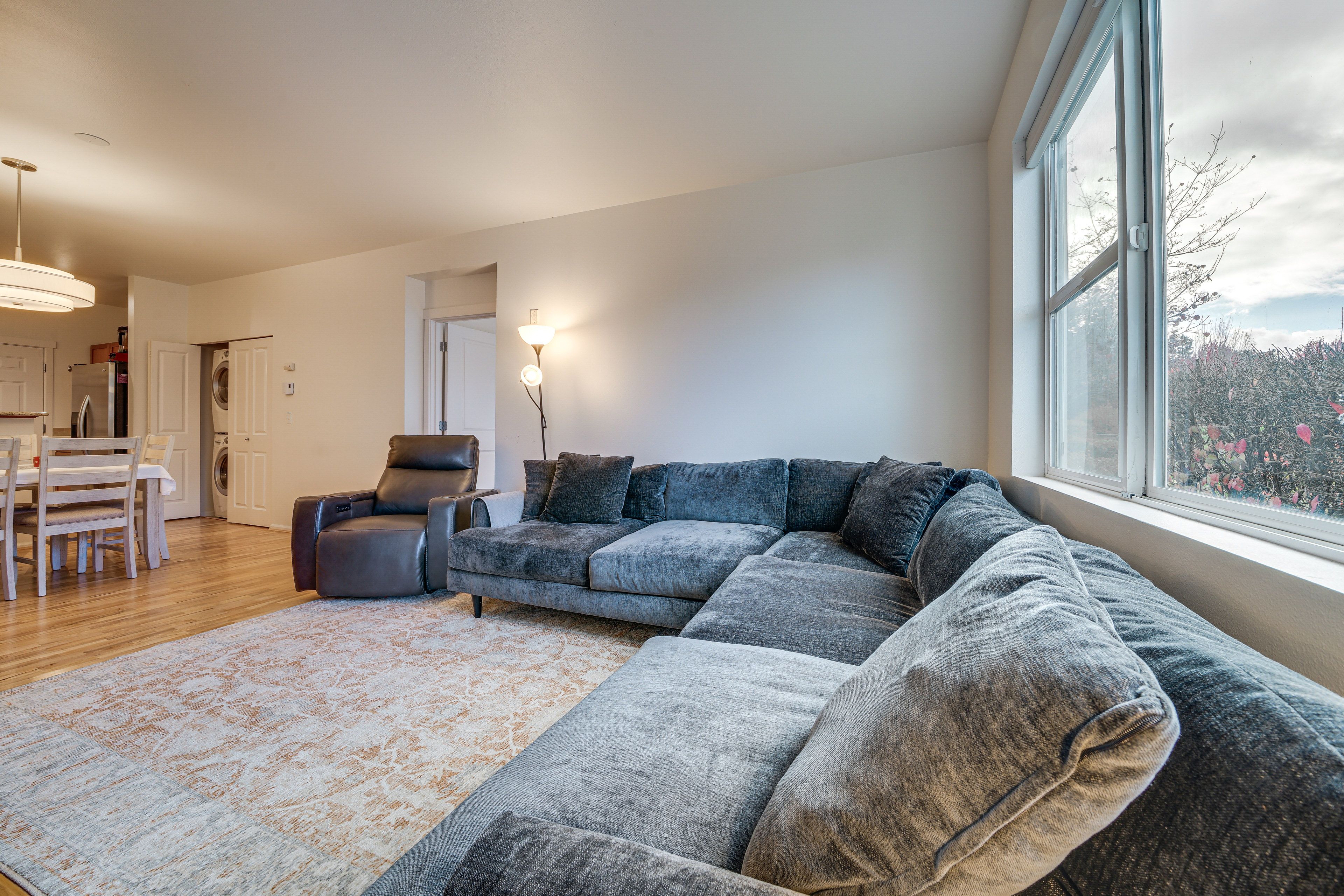 Living Room | Free WiFi | Smart TV | Central A/C | Fireplace