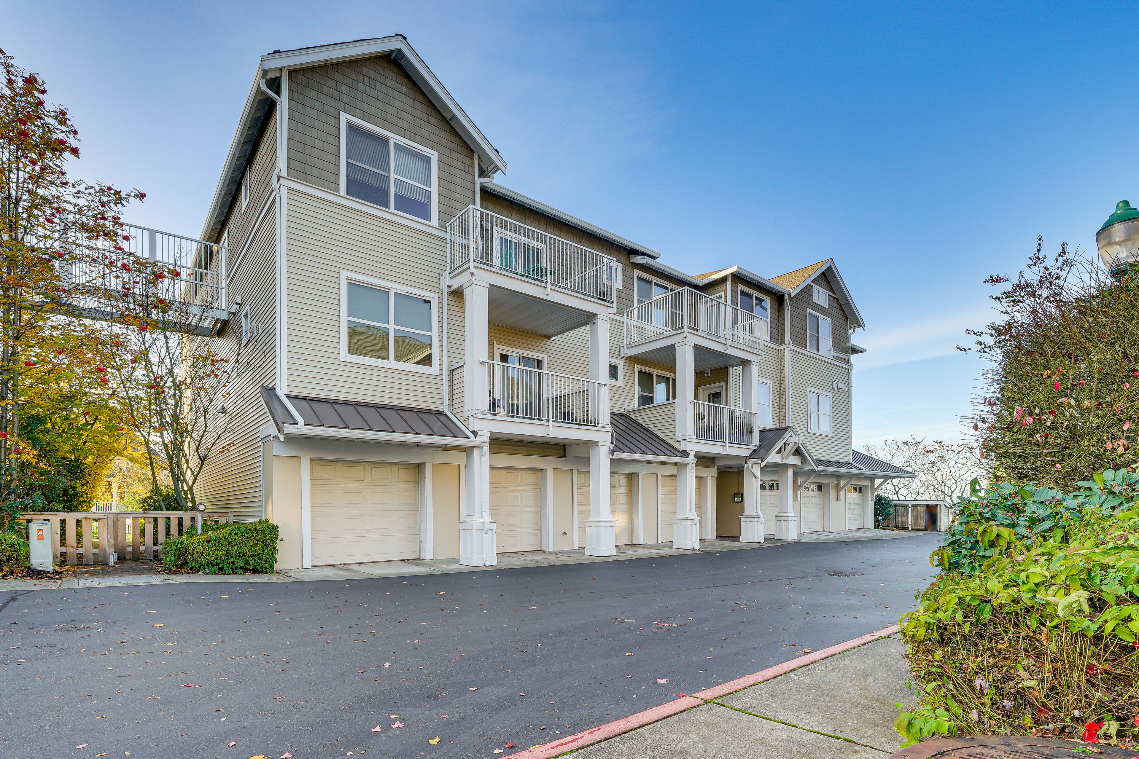 Parking | Community Lot (1 Vehicle)