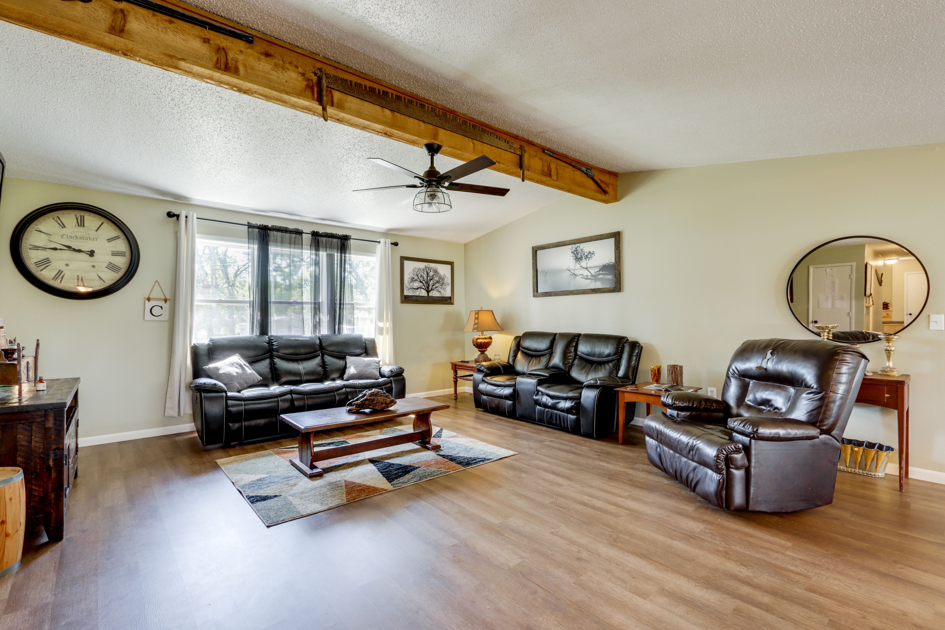 Living Room | Free WiFi | Central A/C & Heating | Smart TV