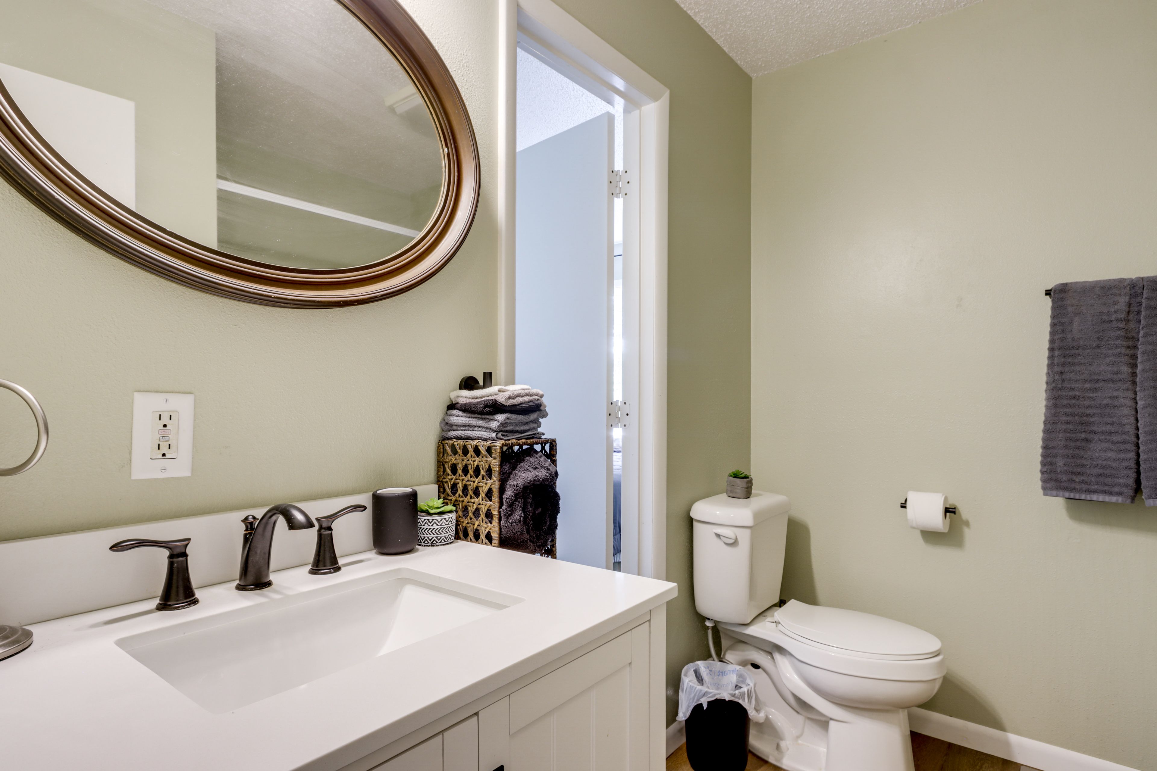 Full Bathroom | Complimentary Toiletries